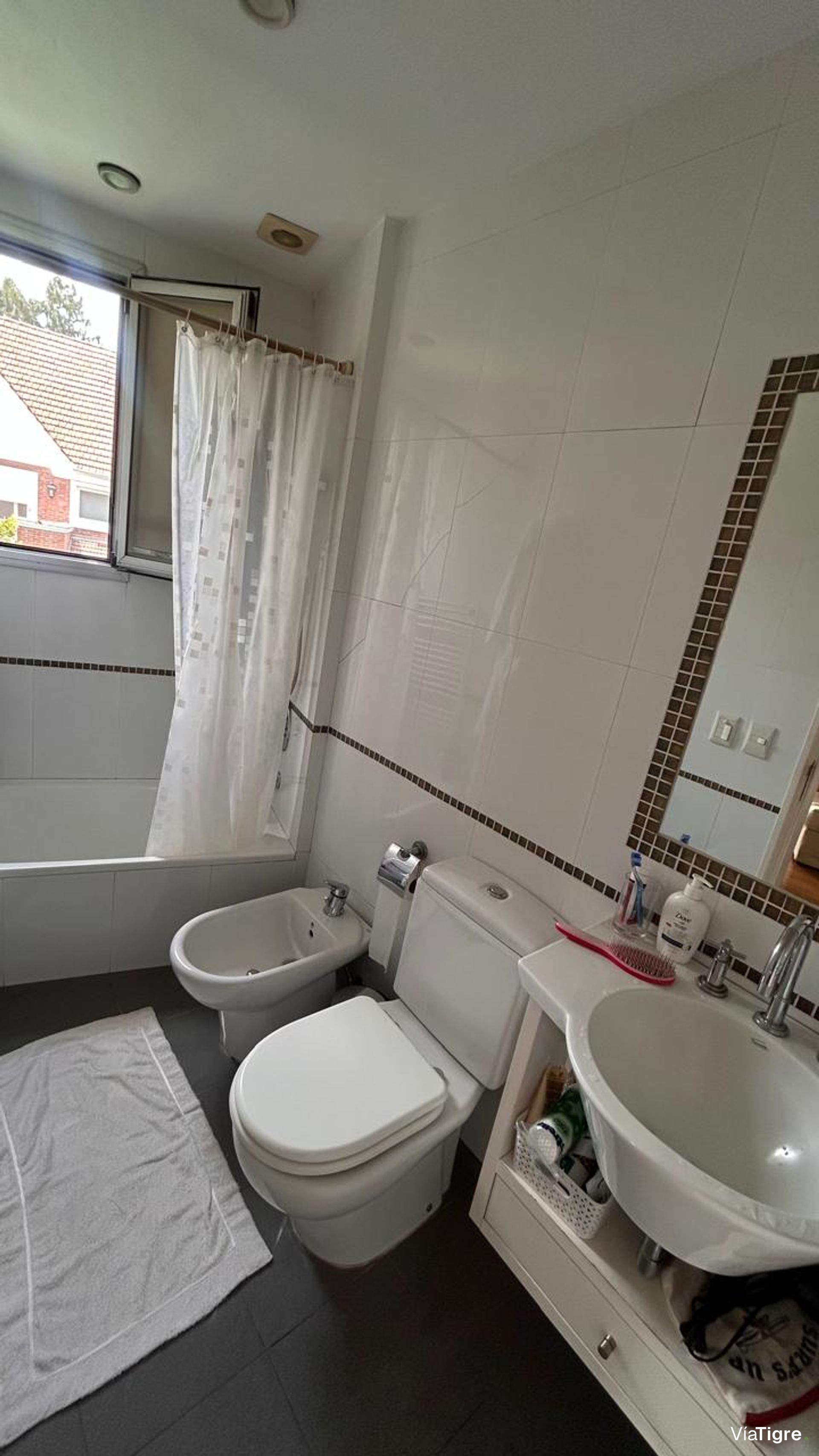 Vende casa Lomas de San Isidro 1928m 5 dorm pileta