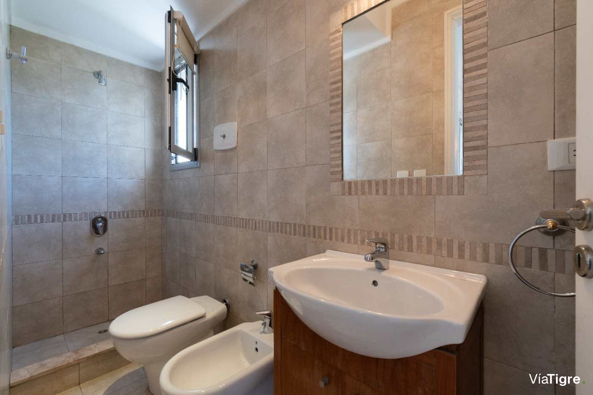 Vende casa Lomas de San Isidro 1928m 5 dorm pileta