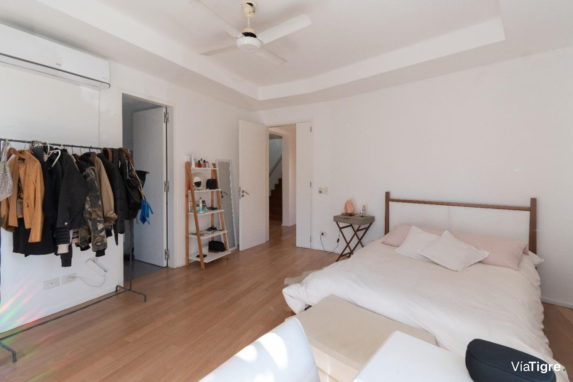 Vende casa Lomas de San Isidro 1928m 5 dorm pileta