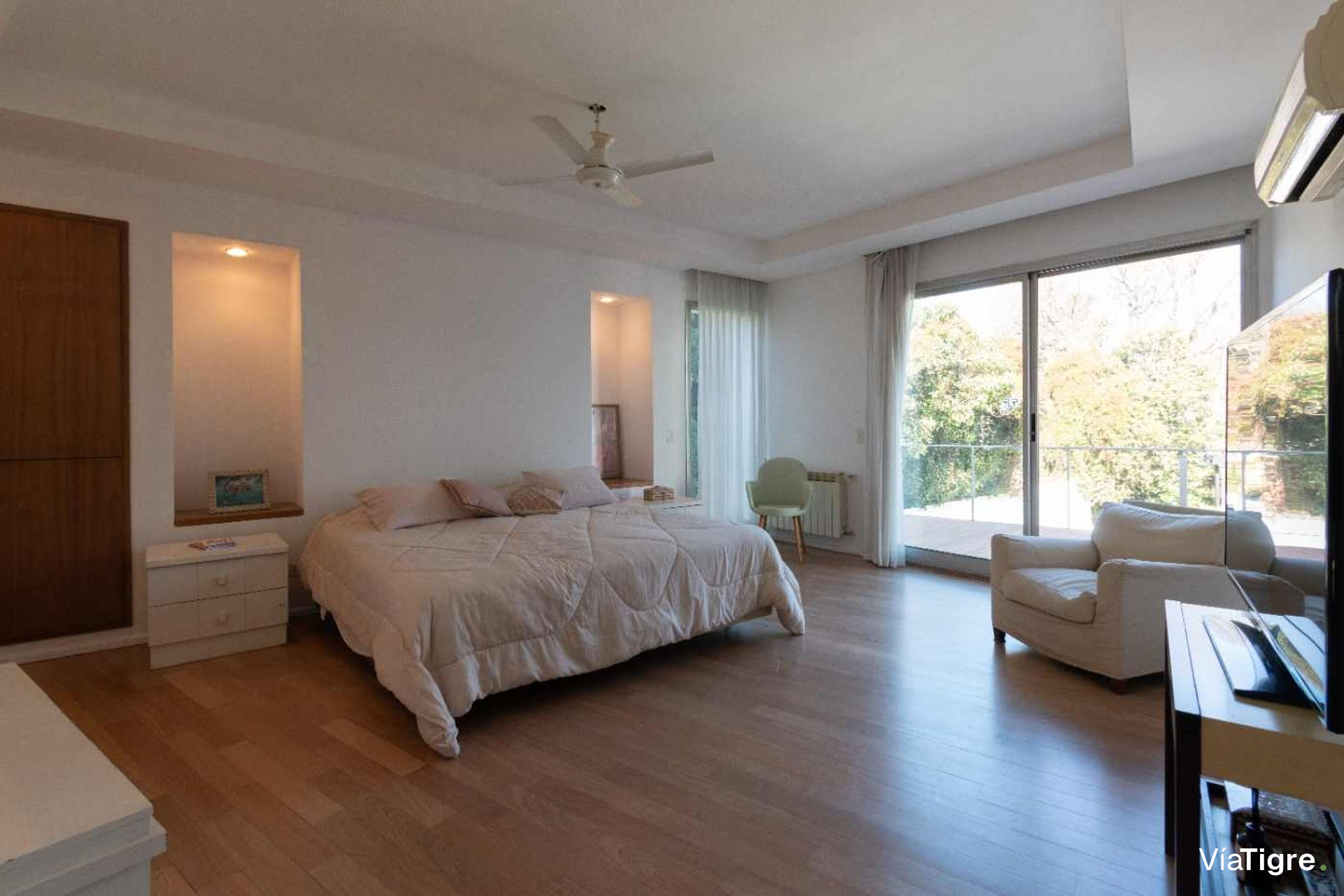 Vende casa Lomas de San Isidro 1928m 5 dorm pileta