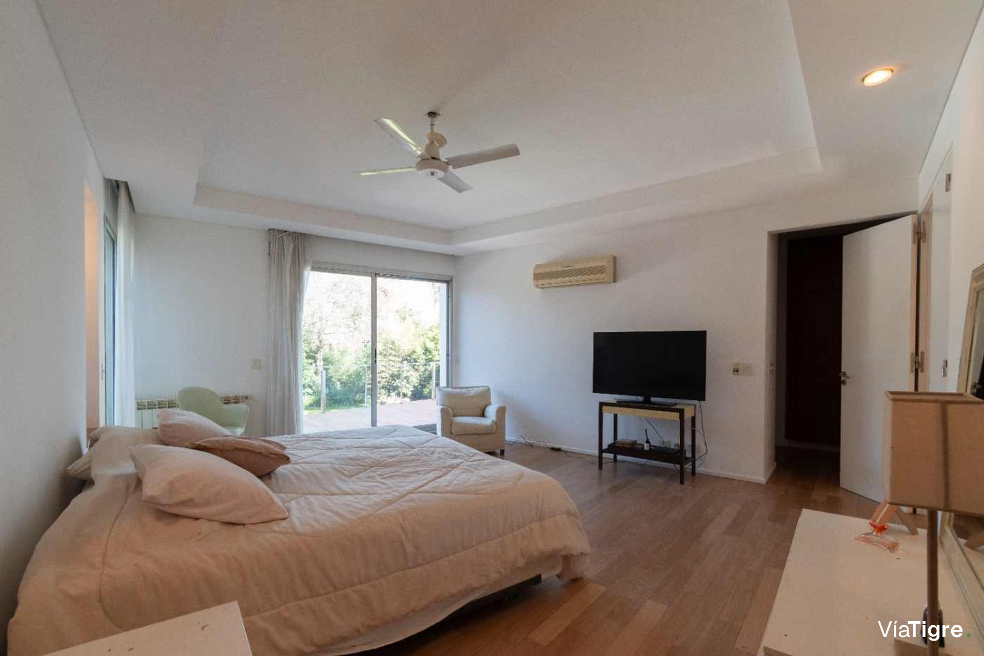 Vende casa Lomas de San Isidro 1928m 5 dorm pileta