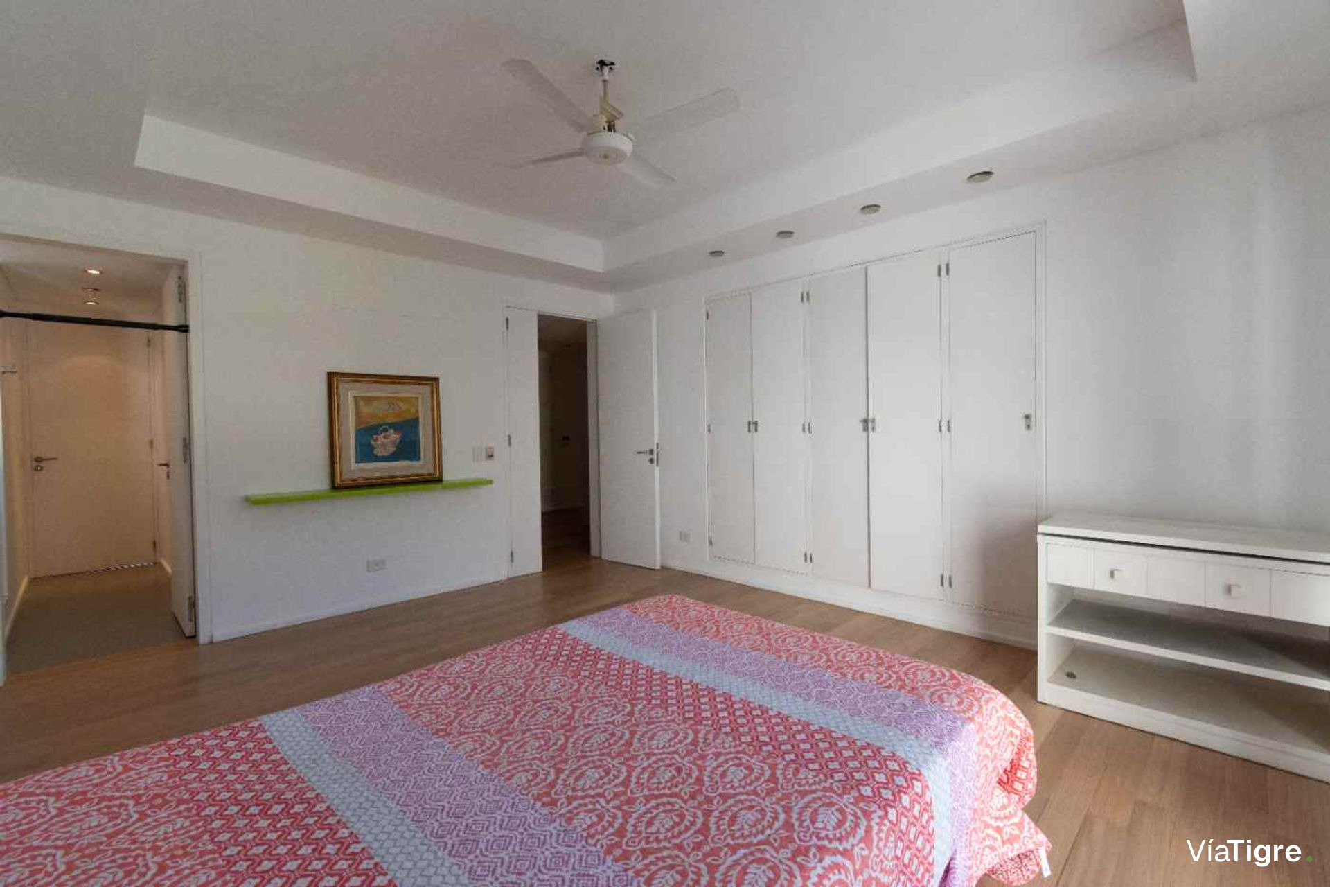 Vende casa Lomas de San Isidro 1928m 5 dorm pileta