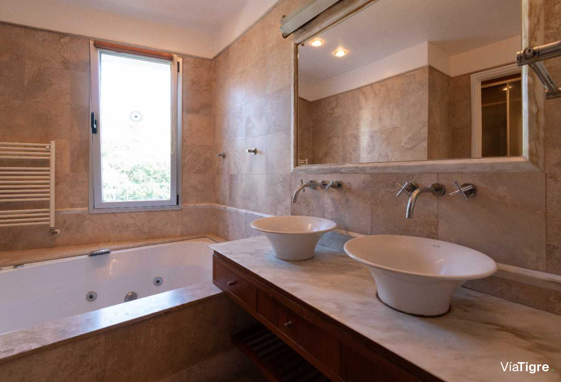 Vende casa Lomas de San Isidro 1928m 5 dorm pileta