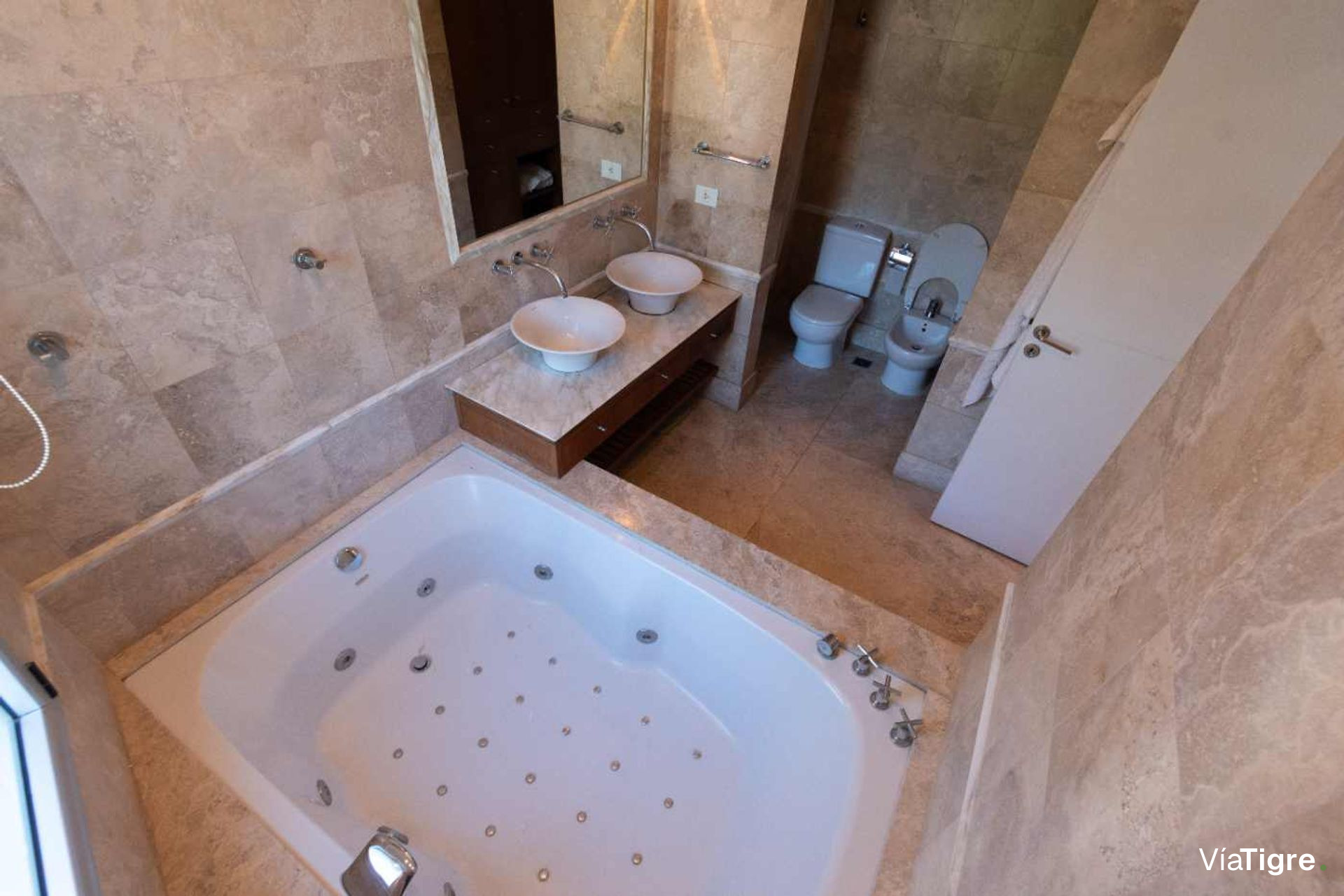 Vende casa Lomas de San Isidro 1928m 5 dorm pileta