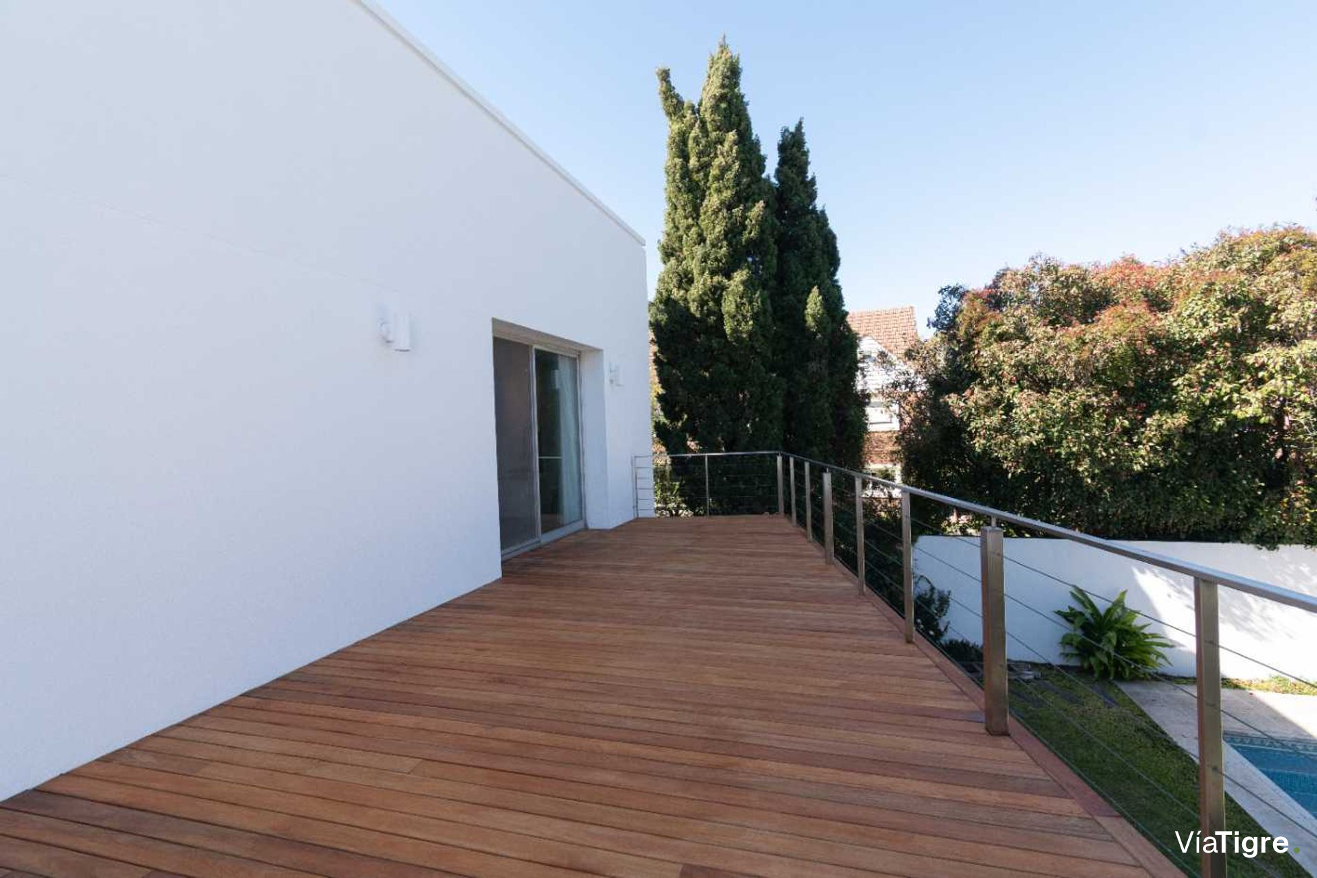 Vende casa Lomas de San Isidro 1928m 5 dorm pileta