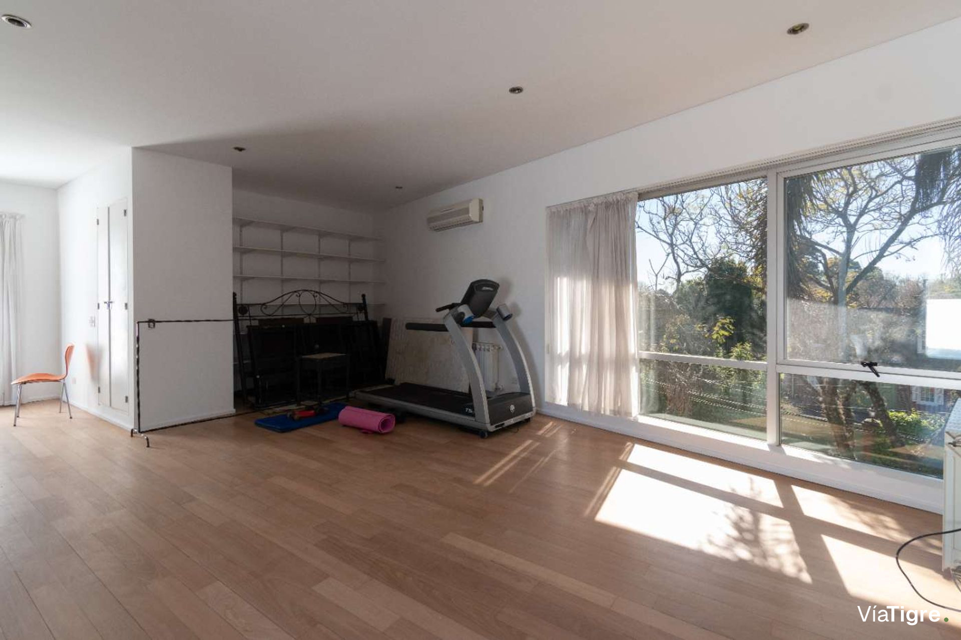 Vende casa Lomas de San Isidro 1928m 5 dorm pileta