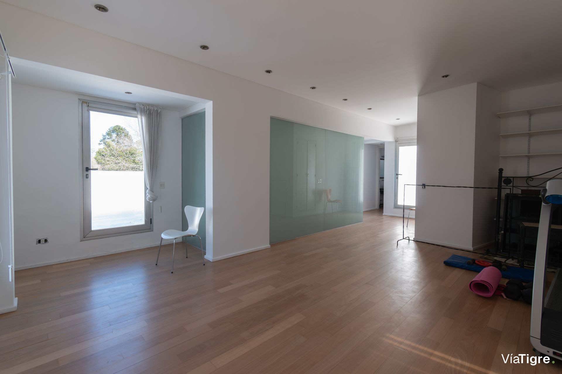 Vende casa Lomas de San Isidro 1928m 5 dorm pileta