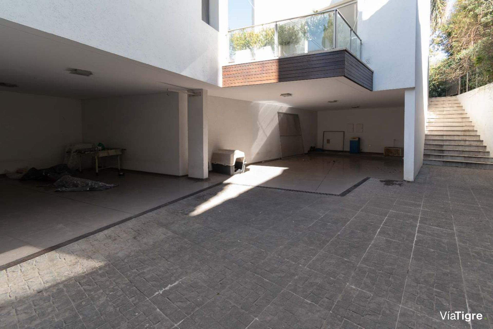 Vende casa Lomas de San Isidro 1928m 5 dorm pileta