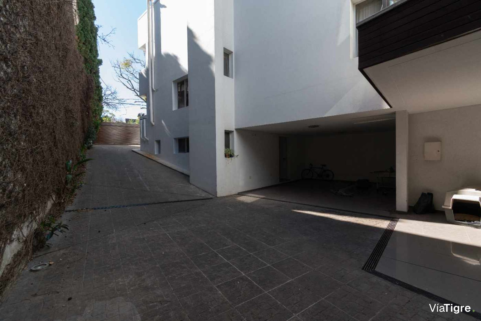 Vende casa Lomas de San Isidro 1928m 5 dorm pileta