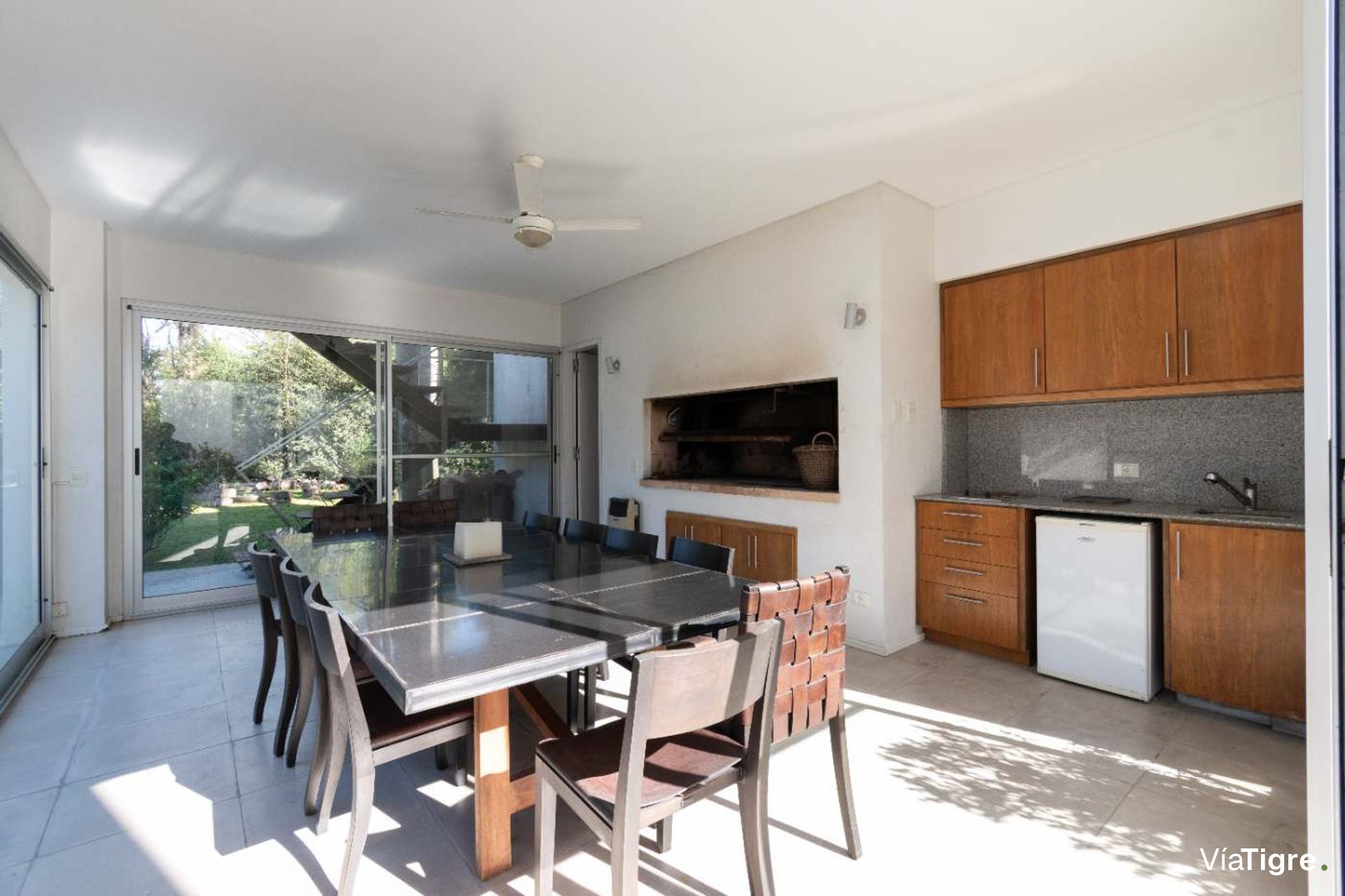 Vende casa Lomas de San Isidro 1928m 5 dorm pileta