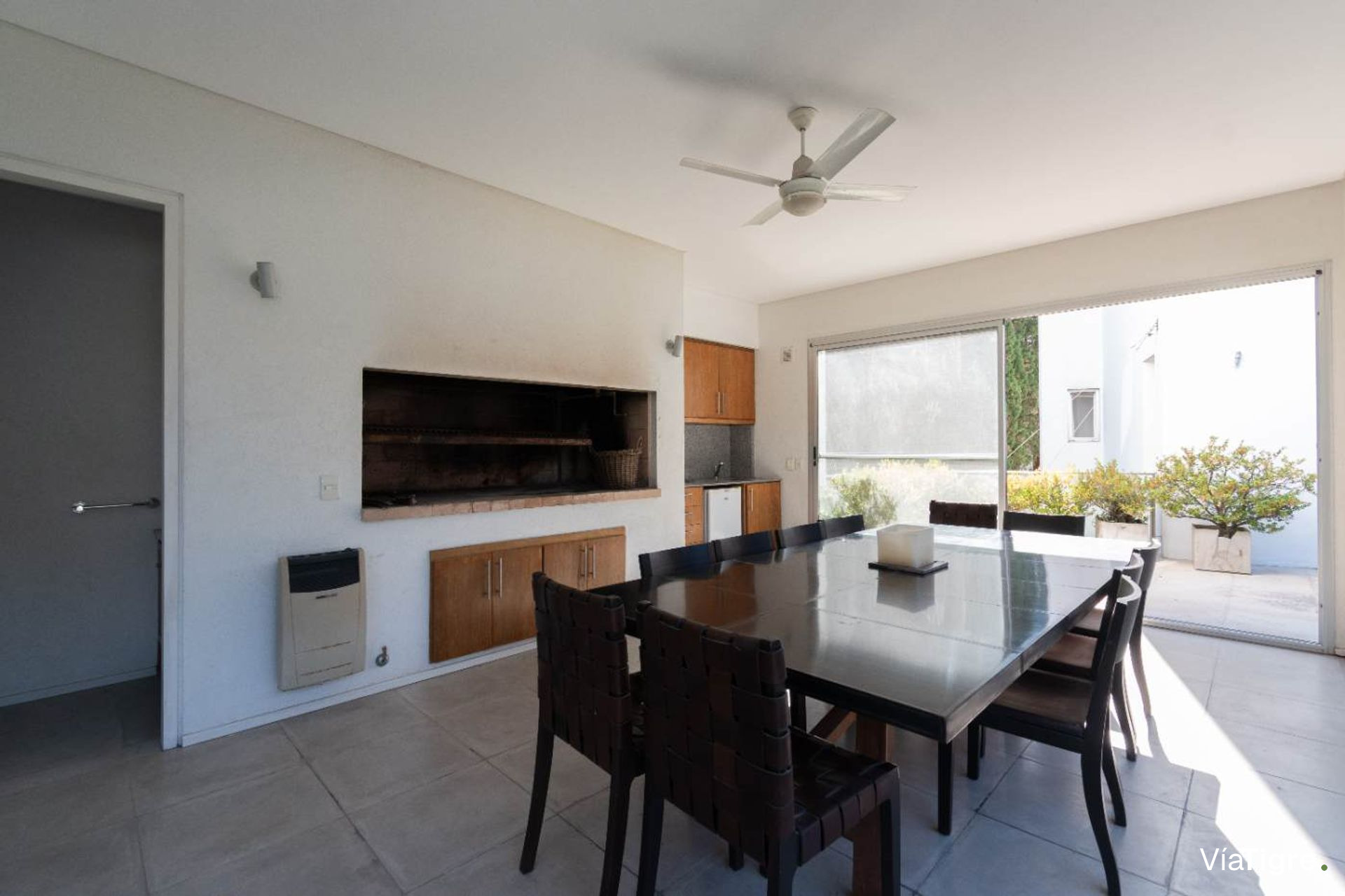 Vende casa Lomas de San Isidro 1928m 5 dorm pileta