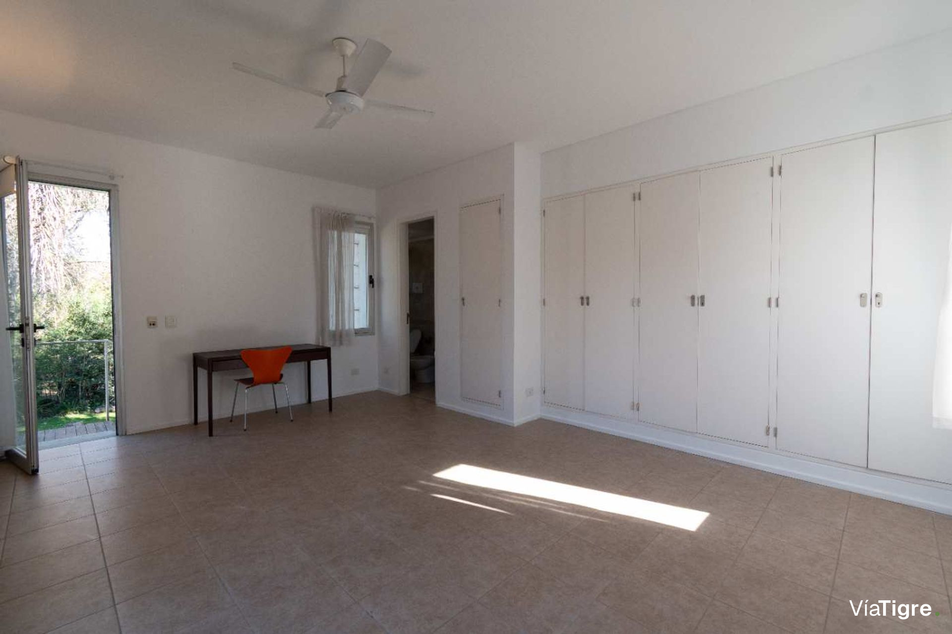 Vende casa Lomas de San Isidro 1928m 5 dorm pileta