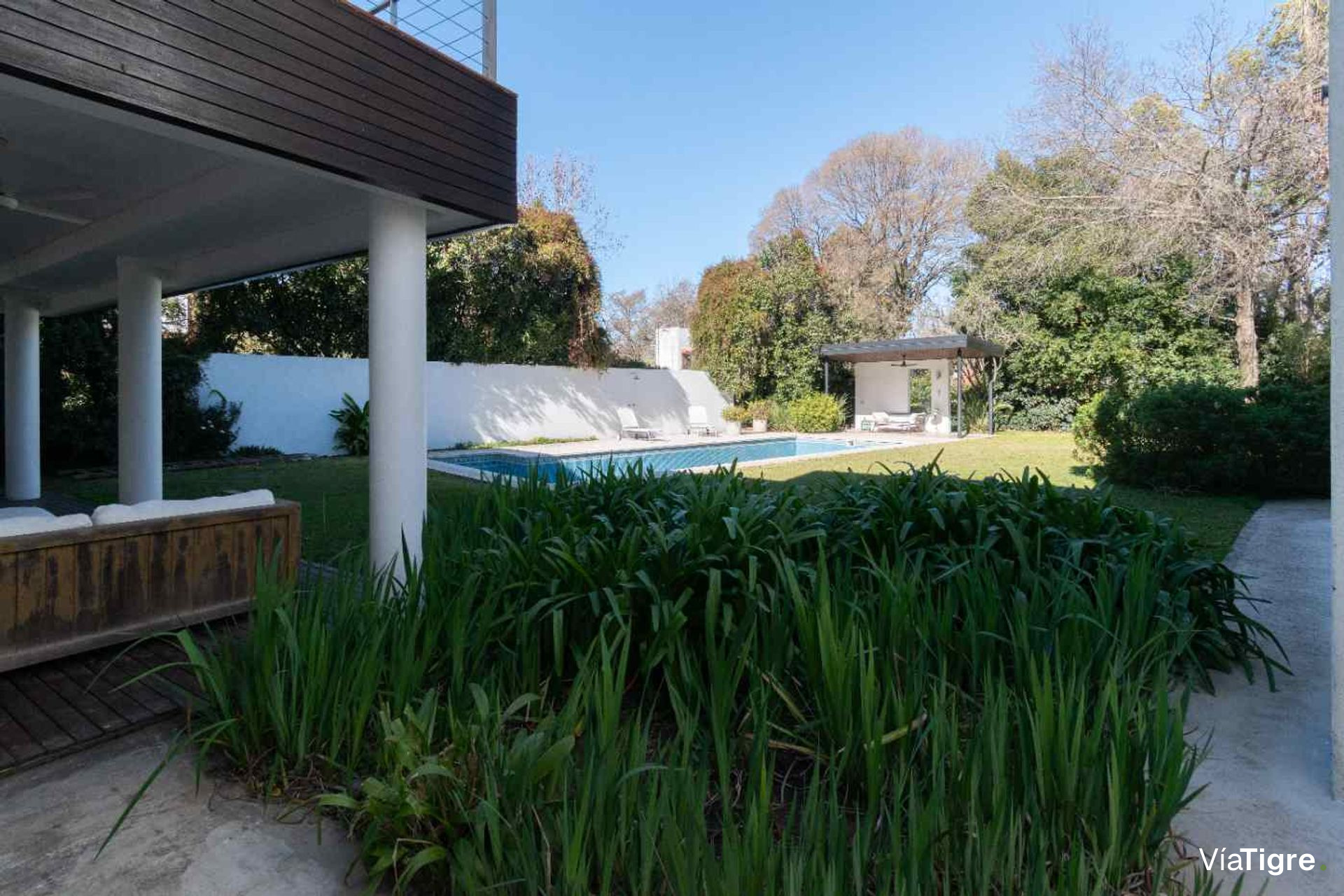 Vende casa Lomas de San Isidro 1928m 5 dorm pileta
