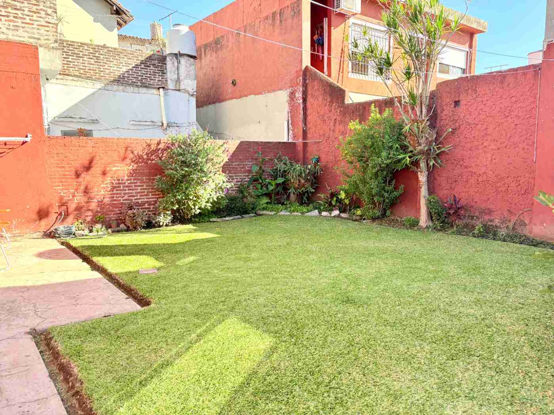 PH 4-room Apartment for Sale in Martínez with Garden