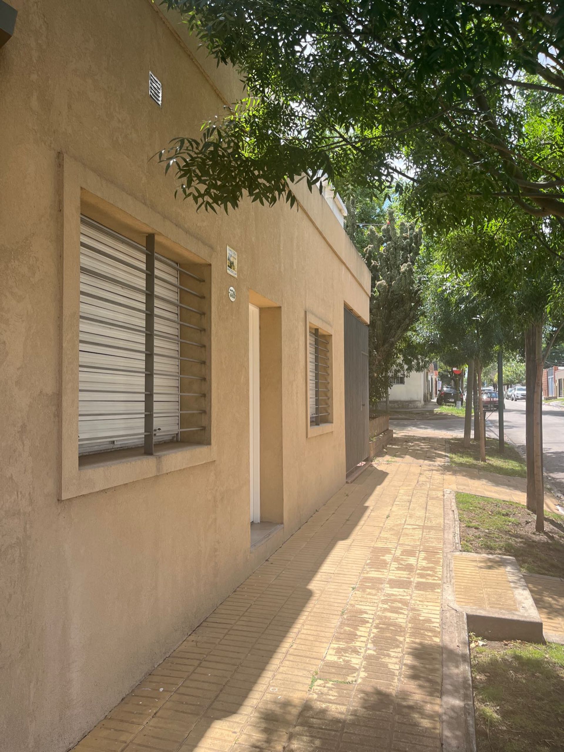 Casa Con Garage, Consultorio Y Local