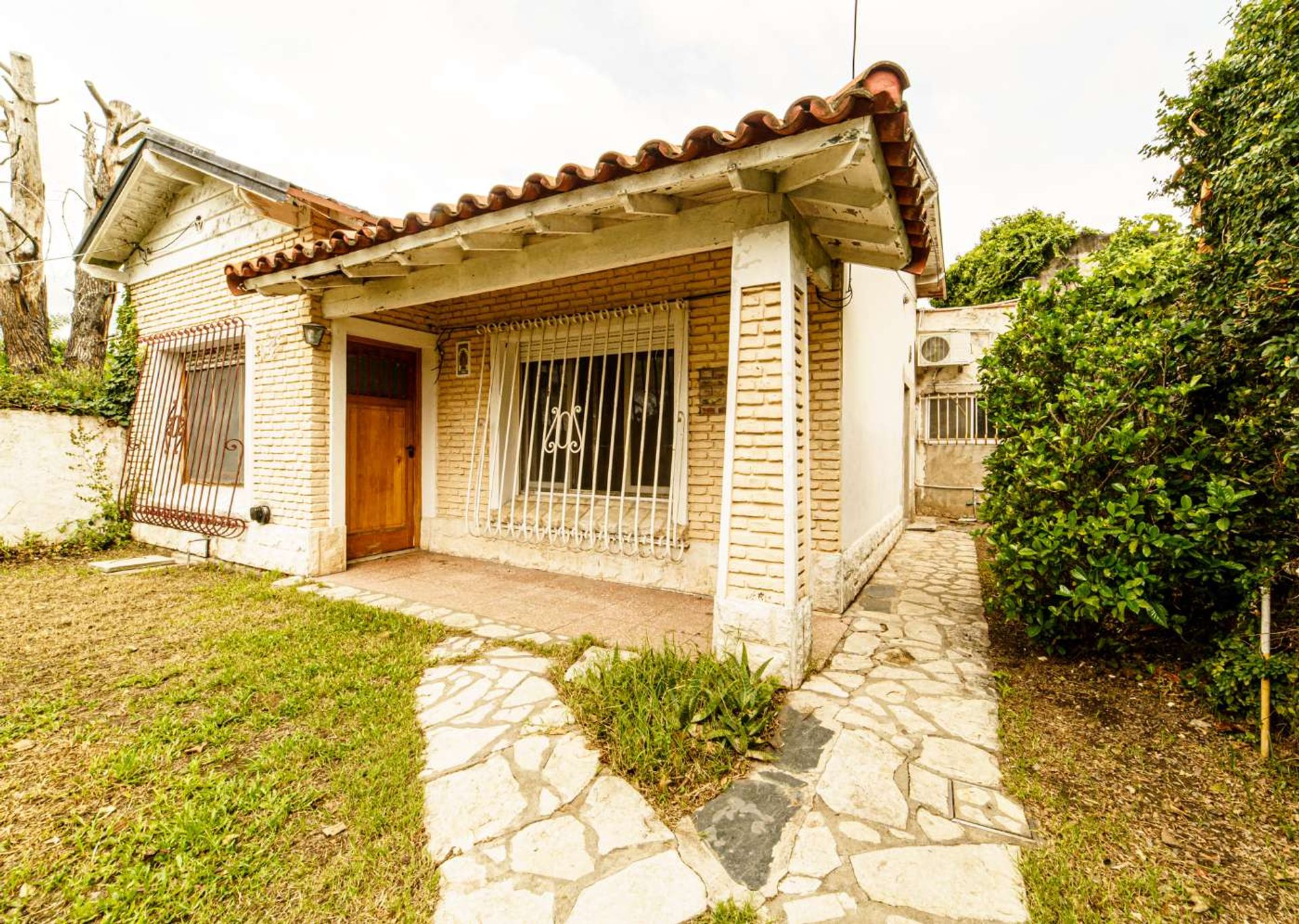 Venta casa parque/parrilla cinco amb. Carapachay