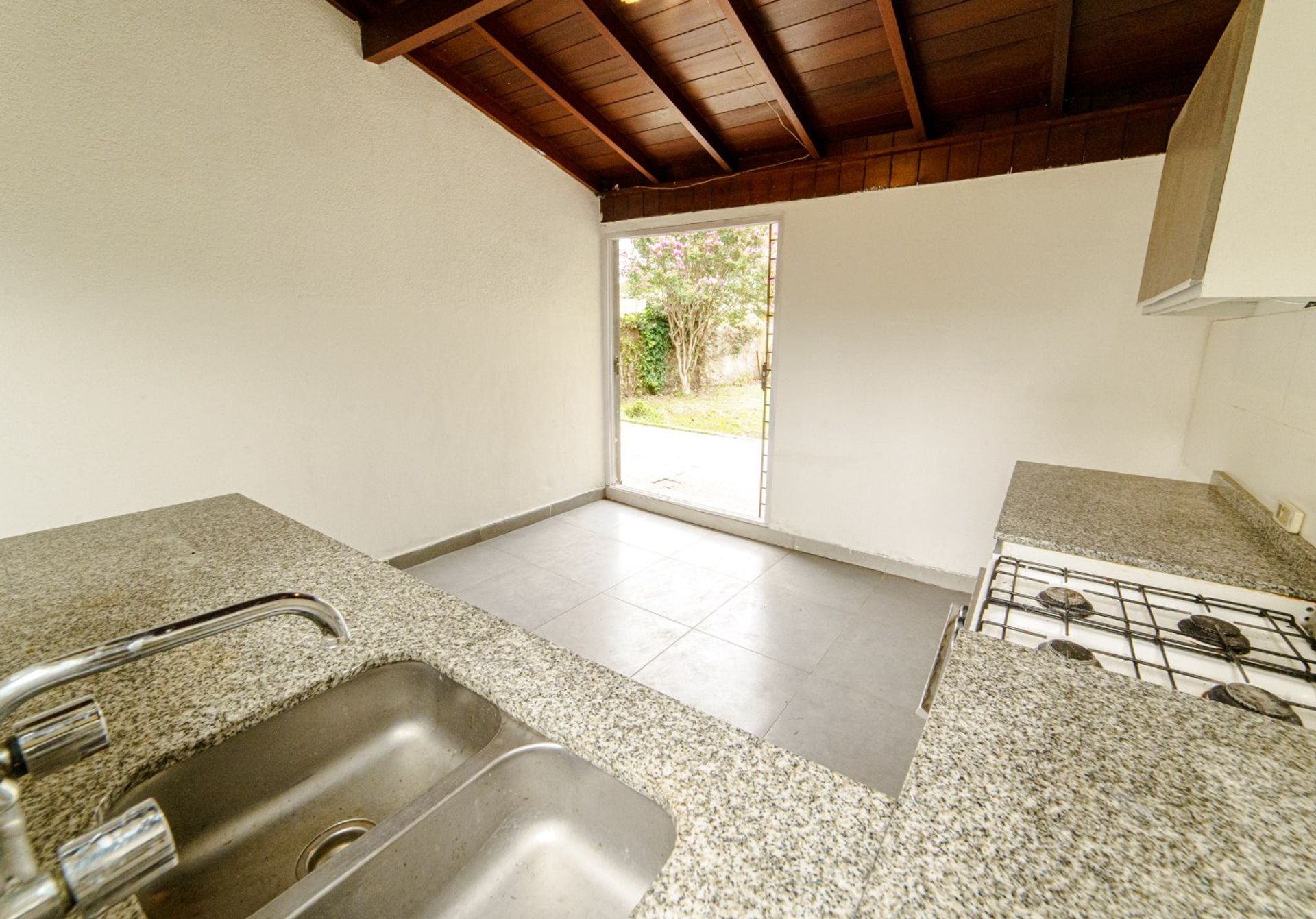 Venta casa parque/parrilla cinco amb. Carapachay