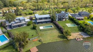 Casa a estrenar en venta al agua en San Benito