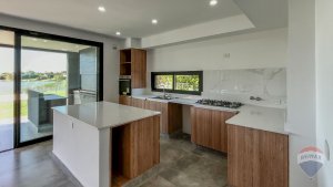 Casa a estrenar en venta al agua en San Benito