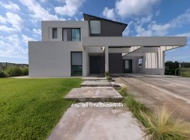 House for Sale Santa Ana Neighborhood, La Laguna