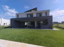 House for Sale Santa Ana Neighborhood, La Laguna