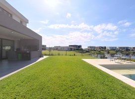 House for Sale Santa Ana Neighborhood, La Laguna