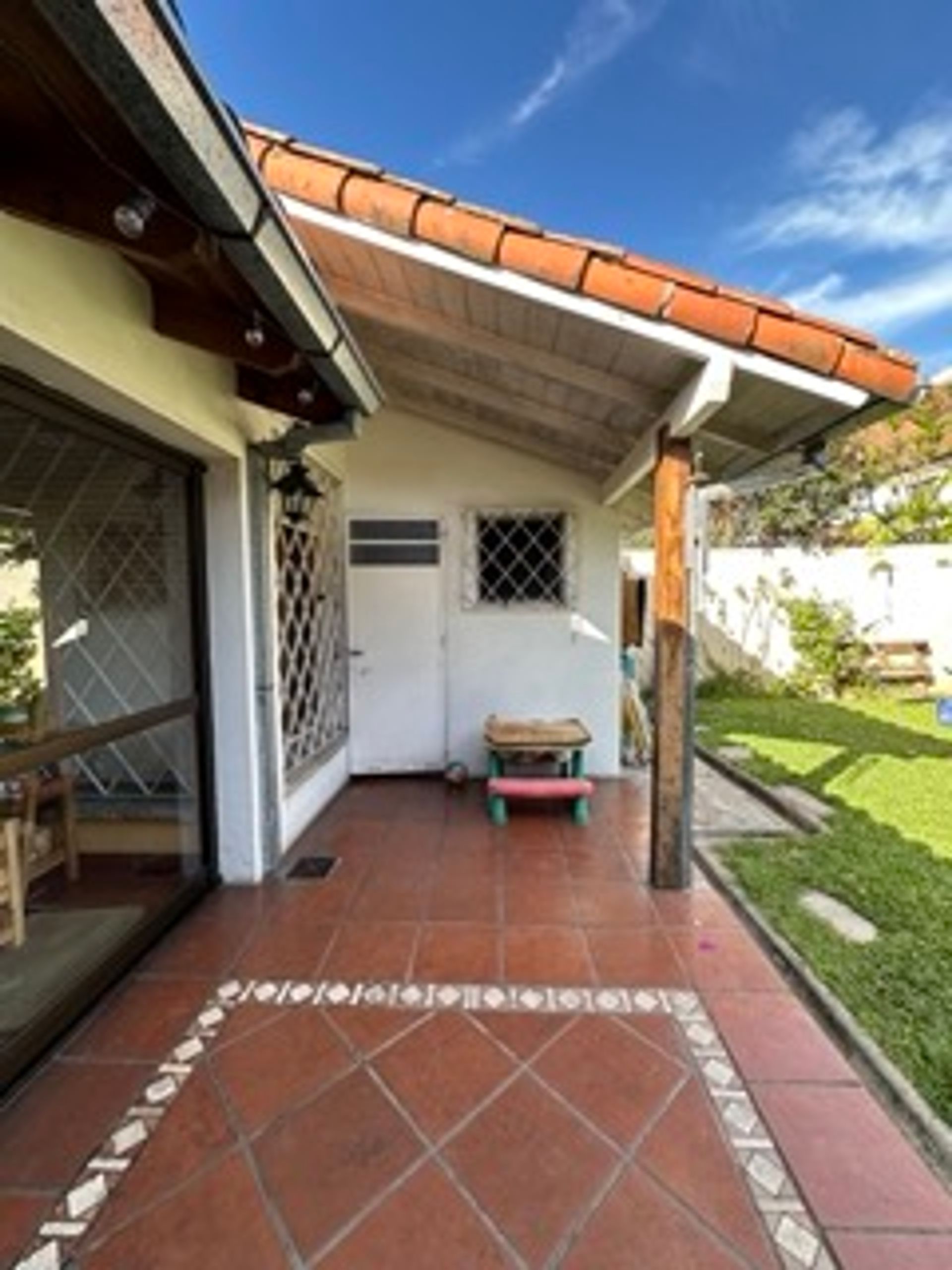 Casa En Venta 4 Amb. Olivos Con Jardin, E/3 Autos