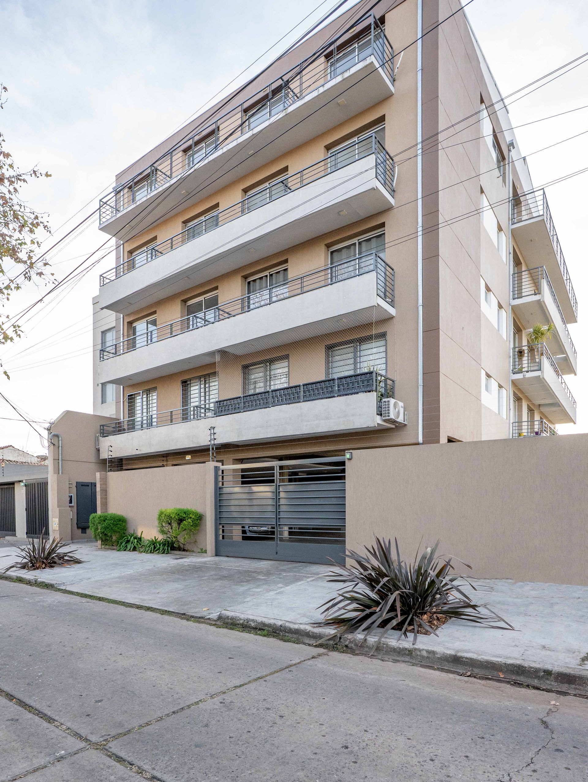 Duplex Ampliable Con Dos Cocheras Y Pileta