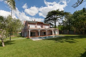 Casa remodelada en Las Lomas con piscina