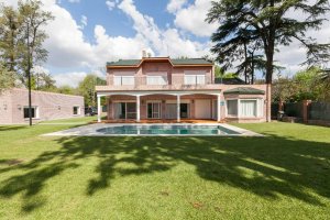 Casa remodelada en Las Lomas con piscina