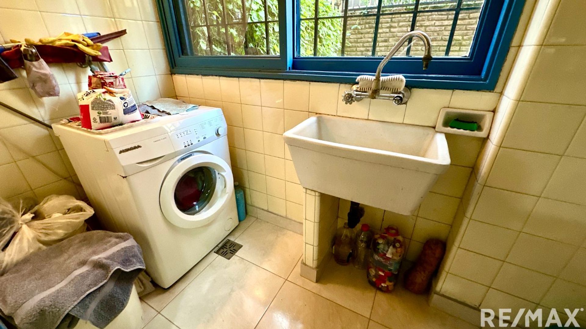 Venta departamento 4 ambientes y jardín en Olivos.