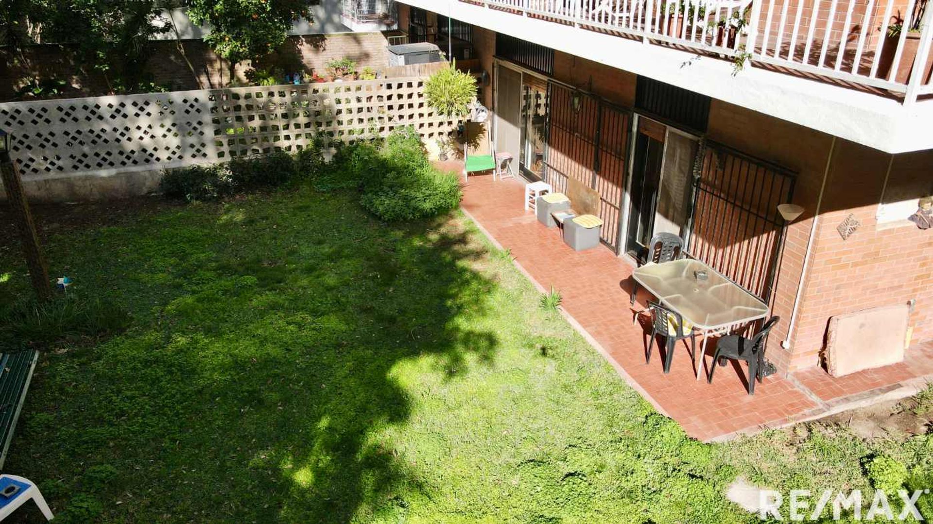Venta departamento 4 ambientes y jardín en Olivos.