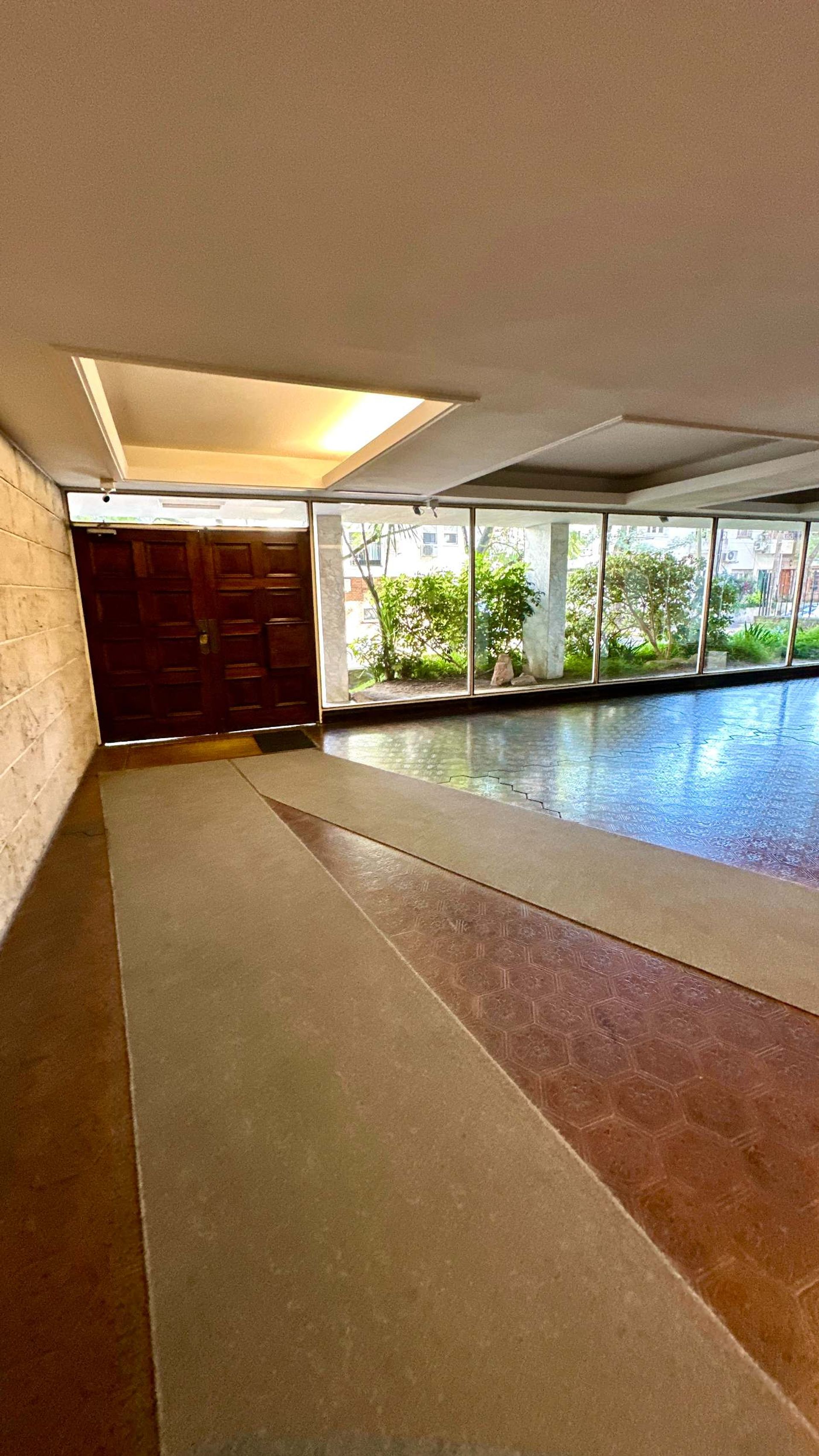 Venta departamento 4 ambientes y jardín en Olivos.