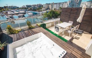 DEPTO en la bahía con jacuzzi privado