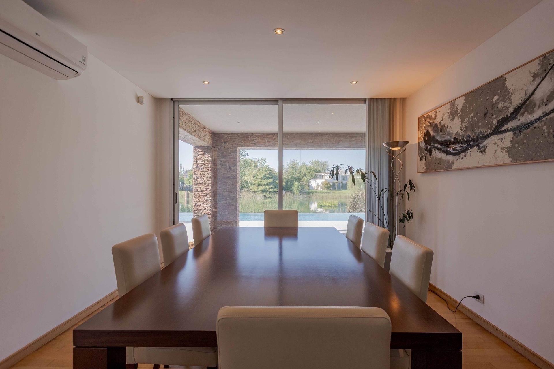 Casa Santa Bárbara venta 9 ambientes lago central