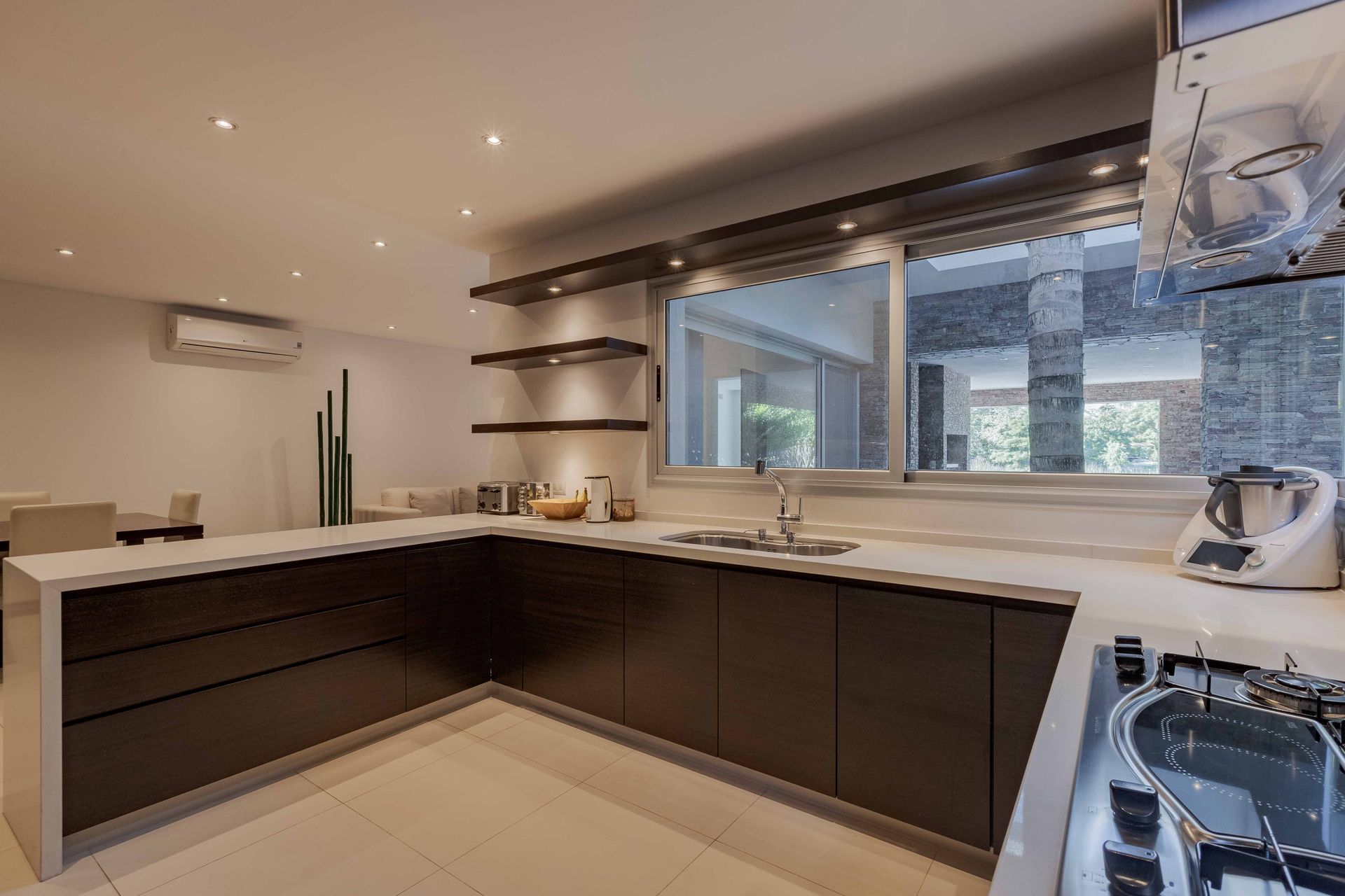Casa Santa Bárbara venta 9 ambientes lago central