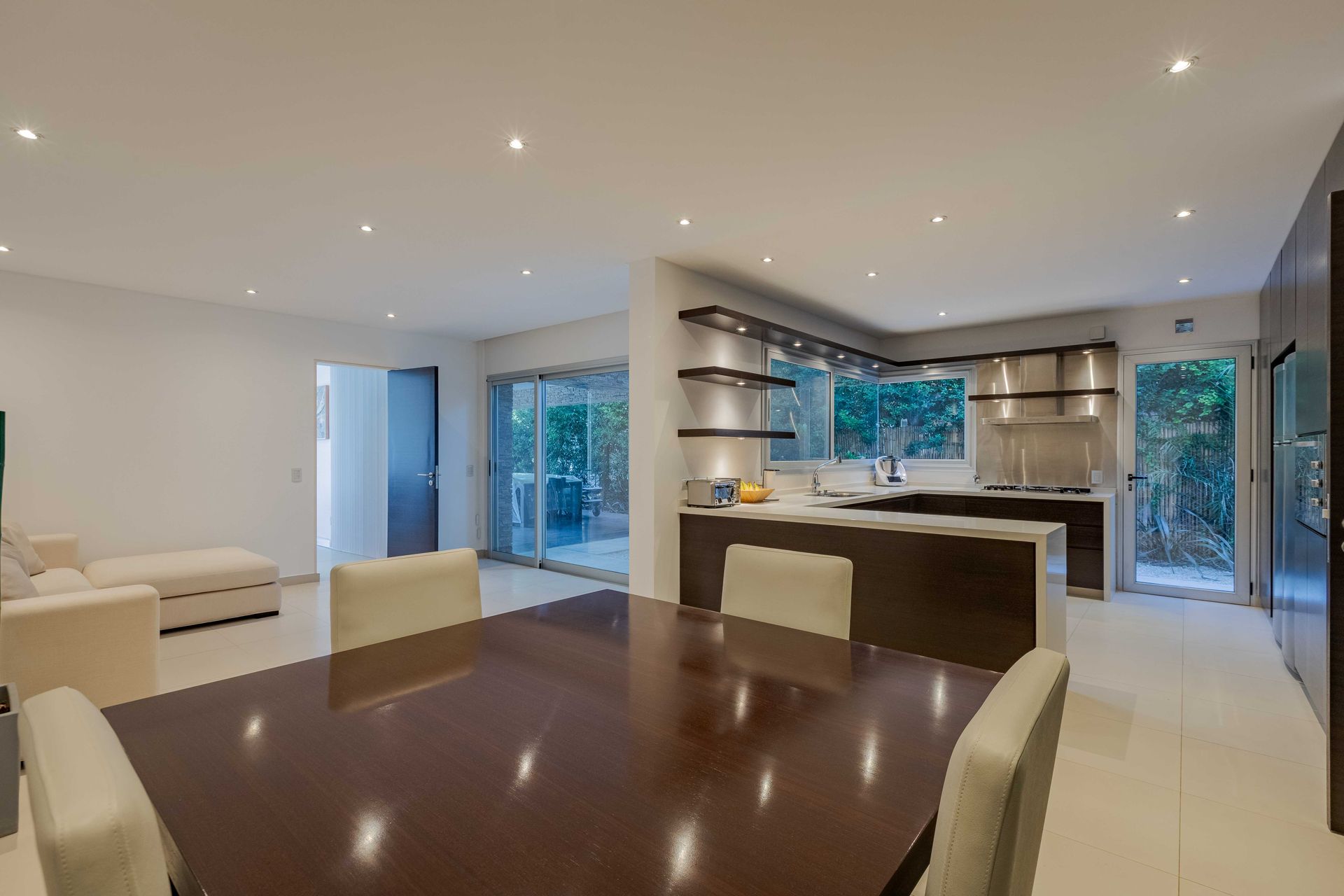 Casa Santa Bárbara venta 9 ambientes lago central