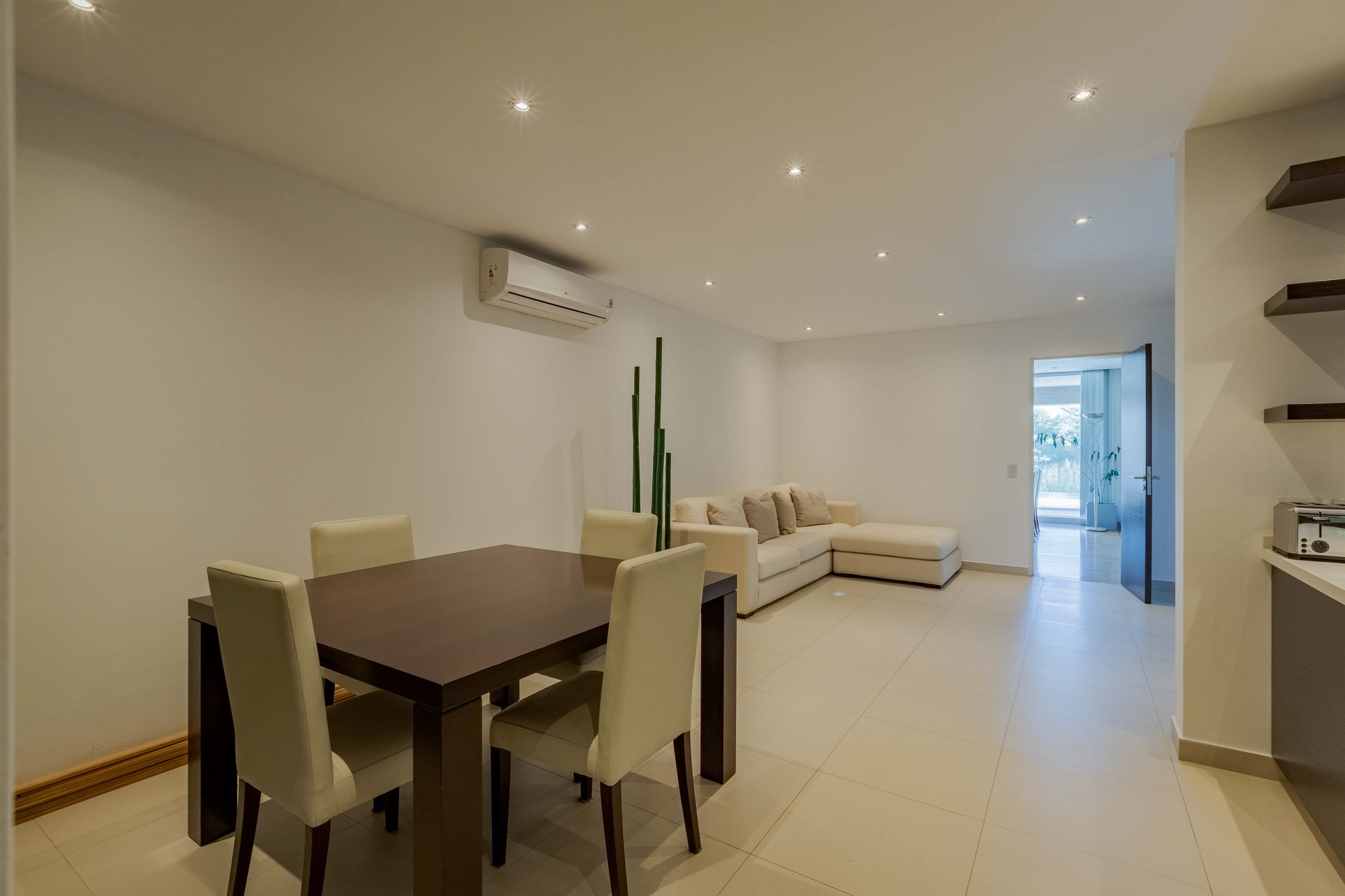 Casa Santa Bárbara venta 9 ambientes lago central