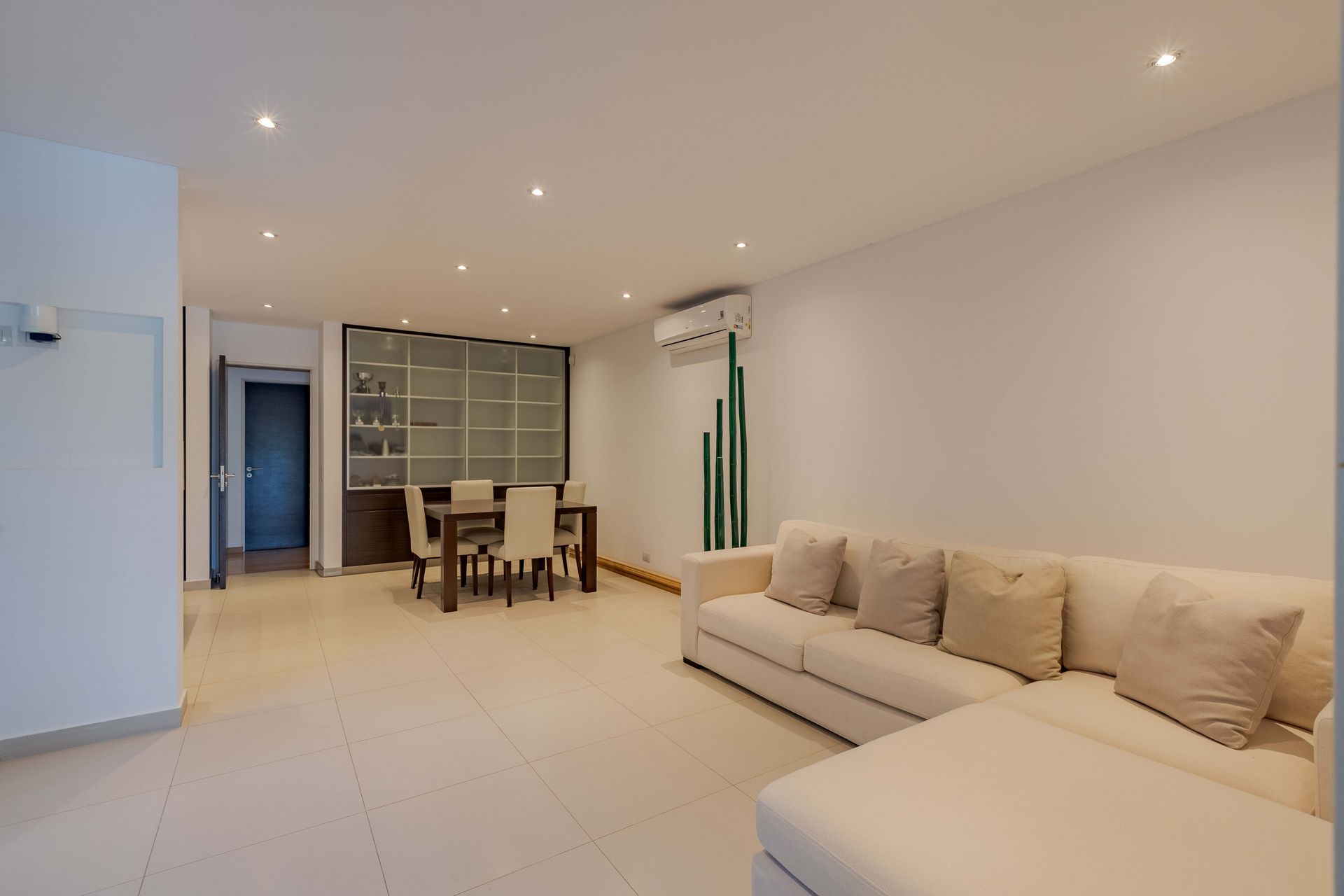 Casa Santa Bárbara venta 9 ambientes lago central