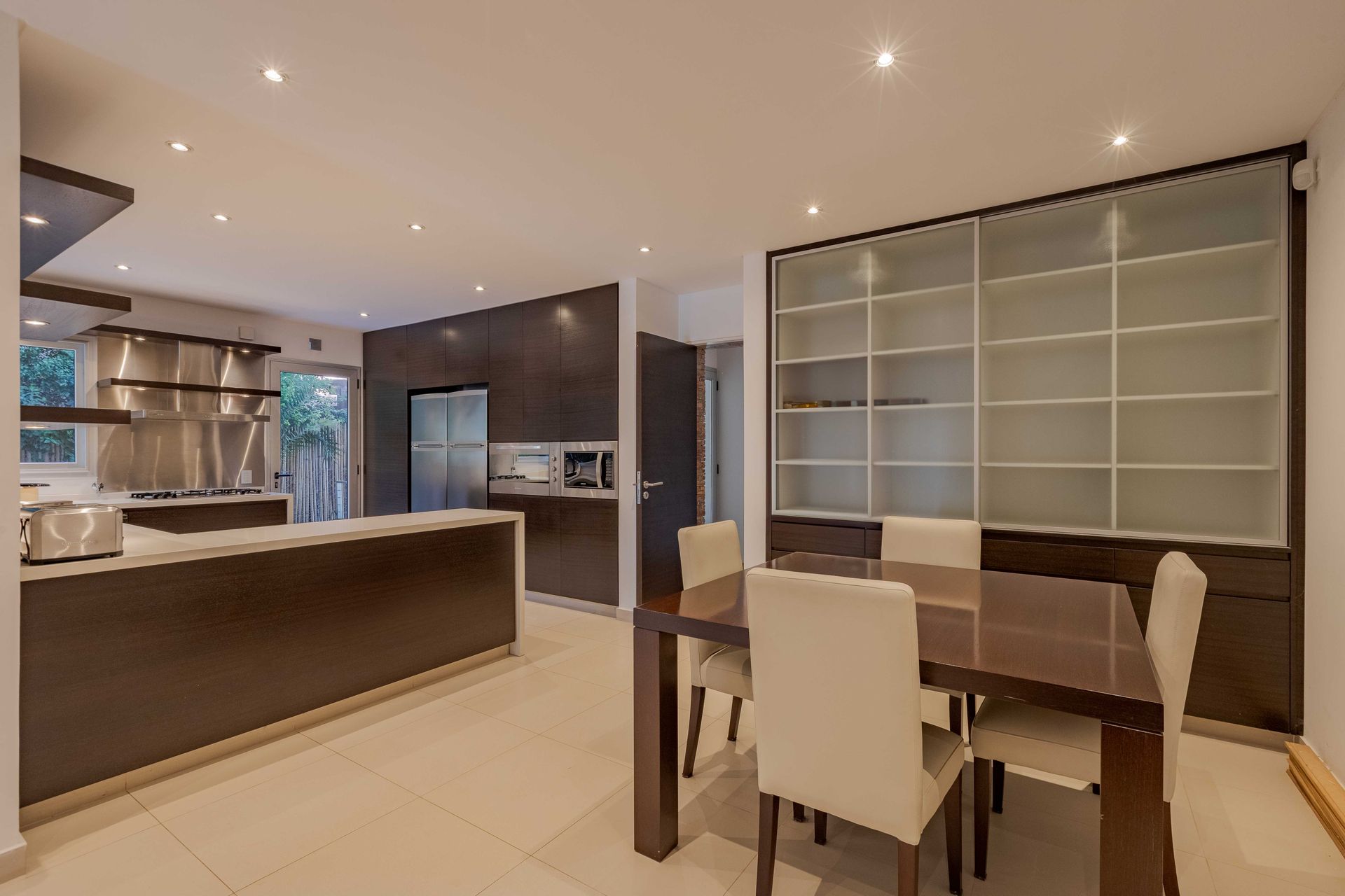 Casa Santa Bárbara venta 9 ambientes lago central