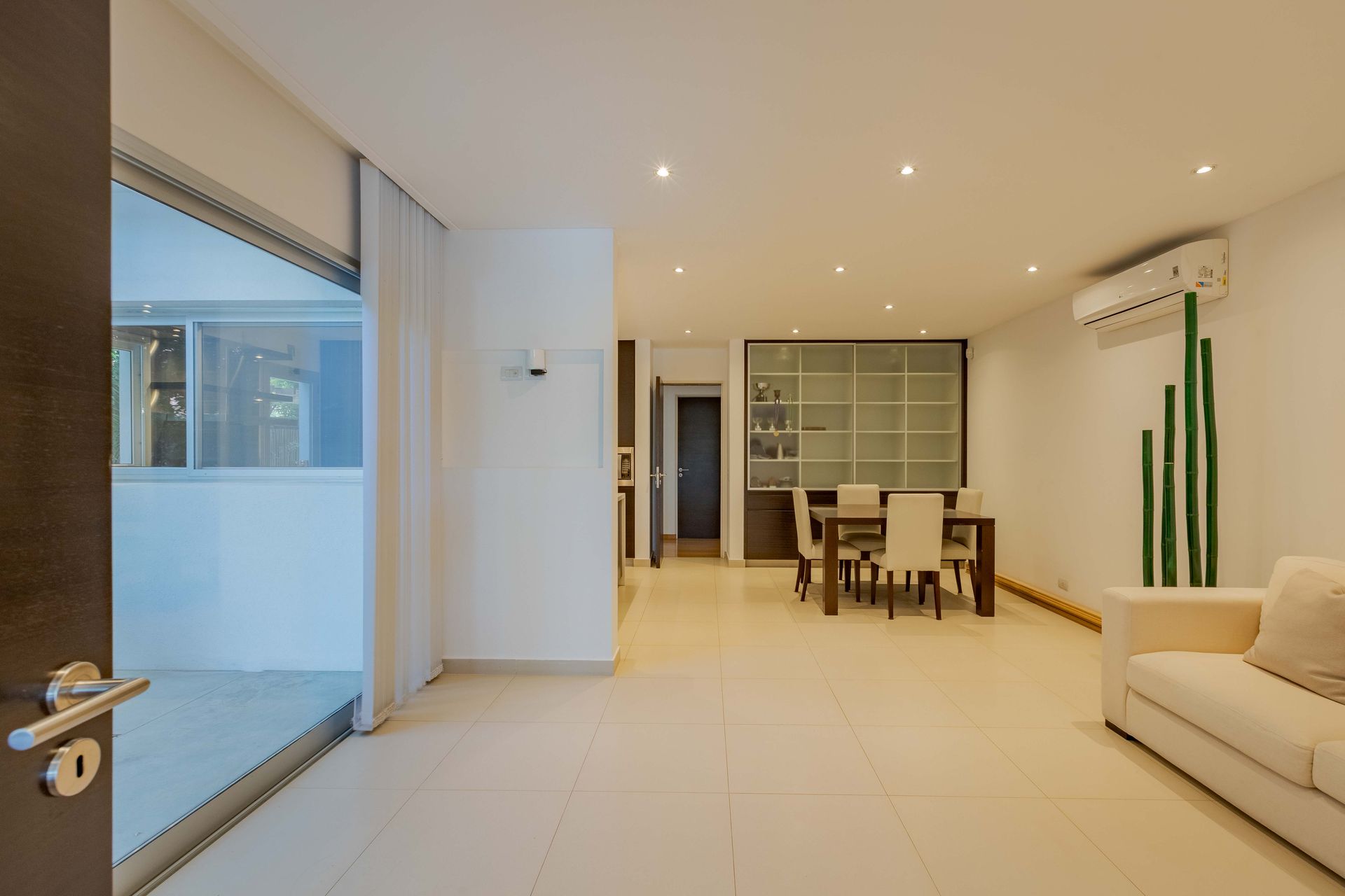Casa Santa Bárbara venta 9 ambientes lago central