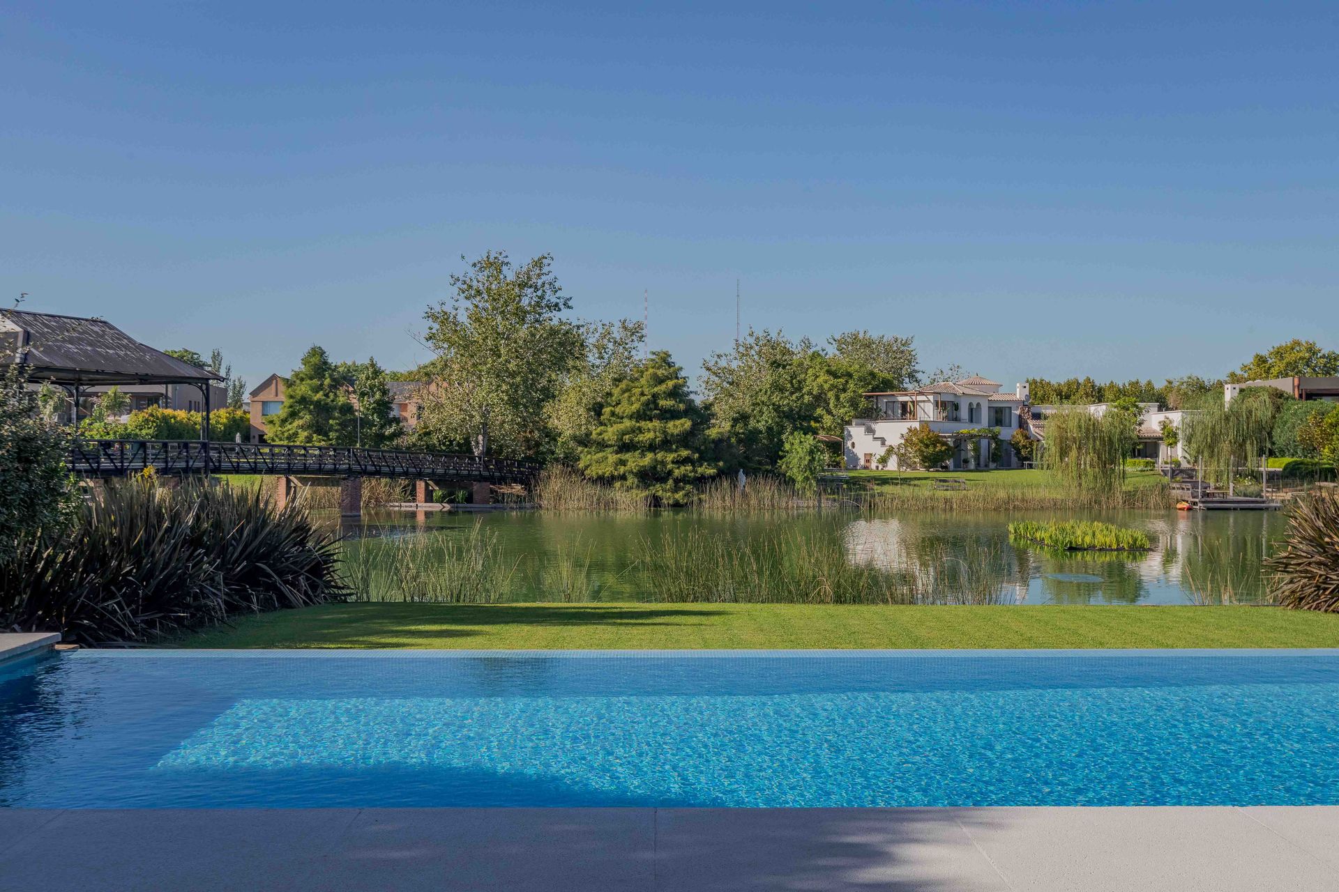 Casa Santa Bárbara venta 9 ambientes lago central