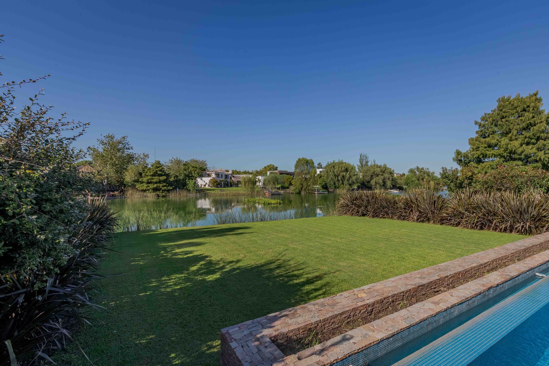 Casa Santa Bárbara venta 9 ambientes lago central