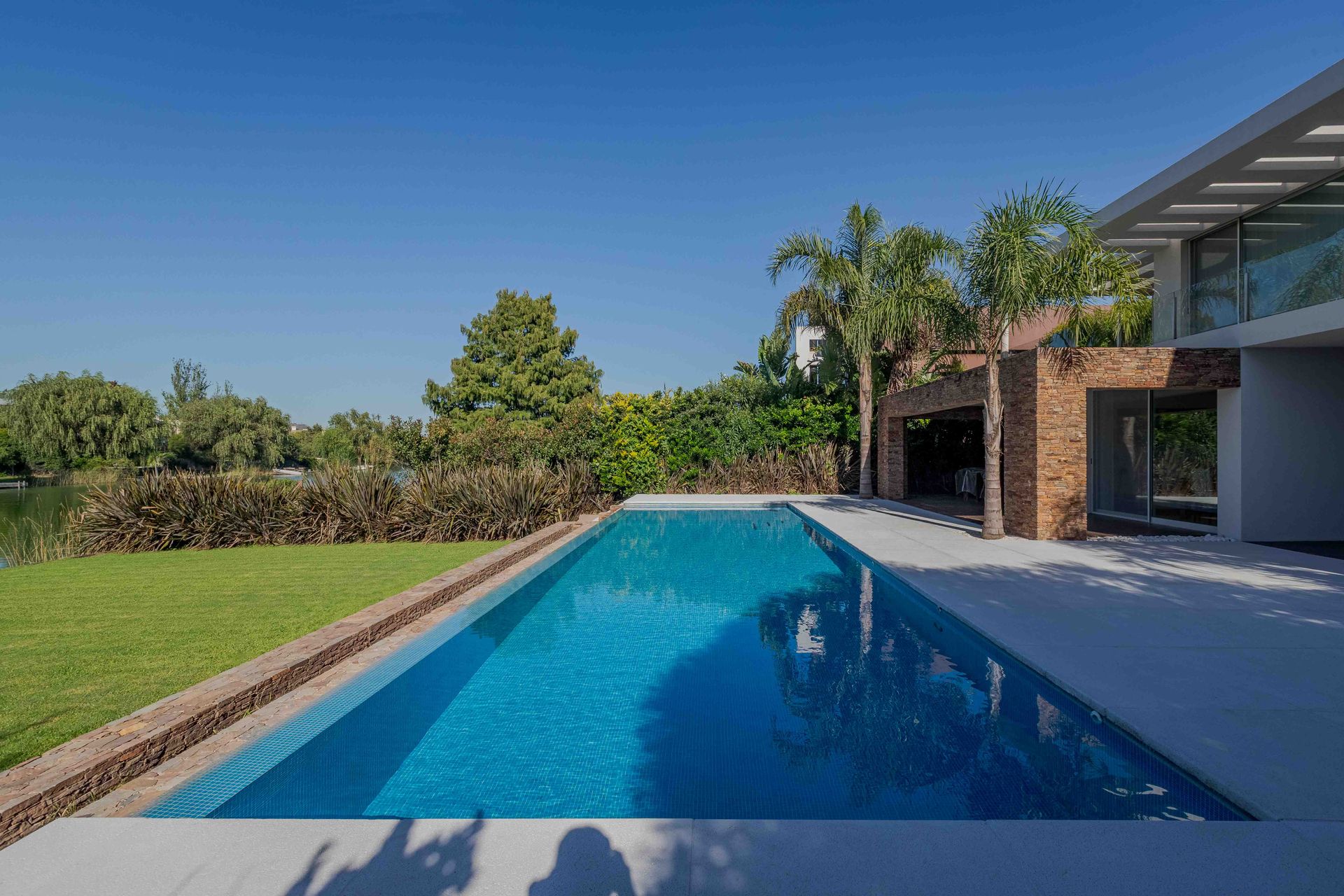 Casa Santa Bárbara venta 9 ambientes lago central