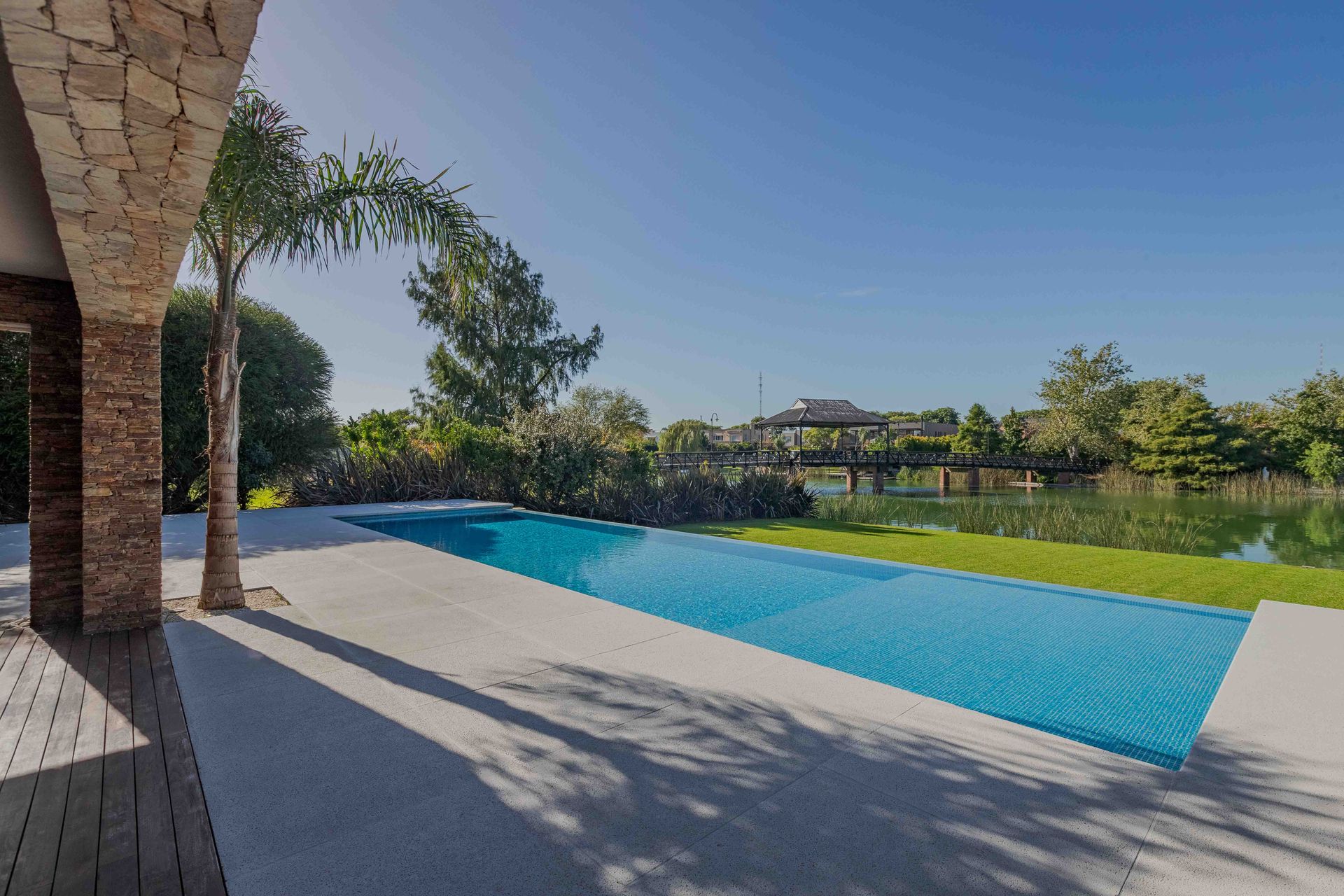Casa Santa Bárbara venta 9 ambientes lago central