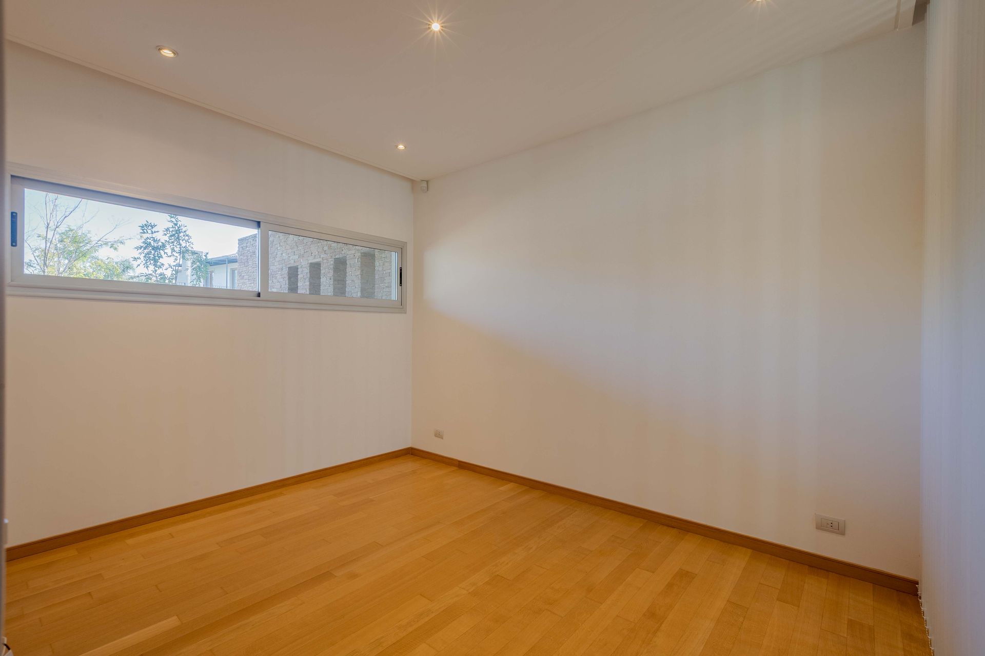 Casa Santa Bárbara venta 9 ambientes lago central