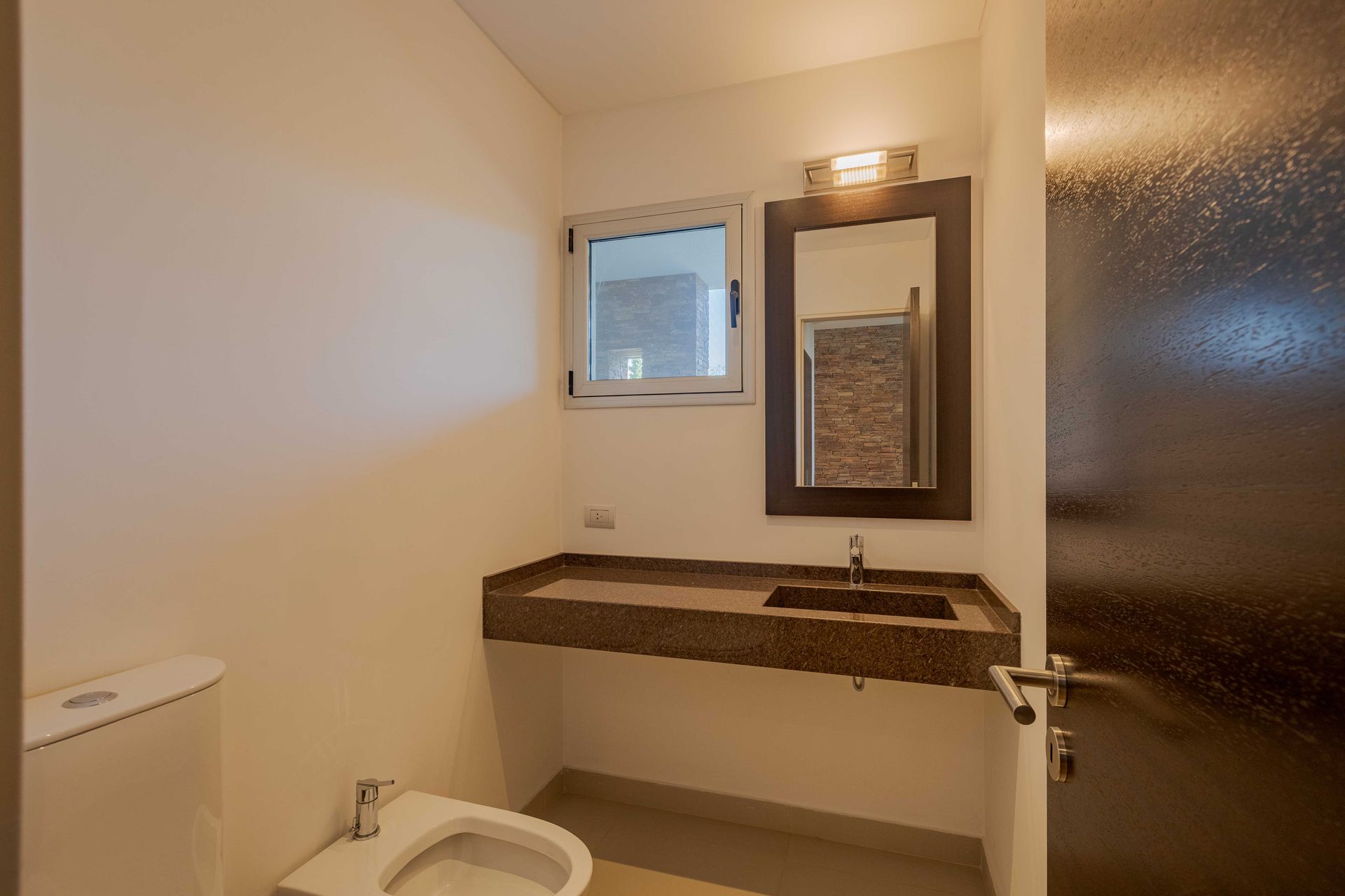 Casa Santa Bárbara venta 9 ambientes lago central