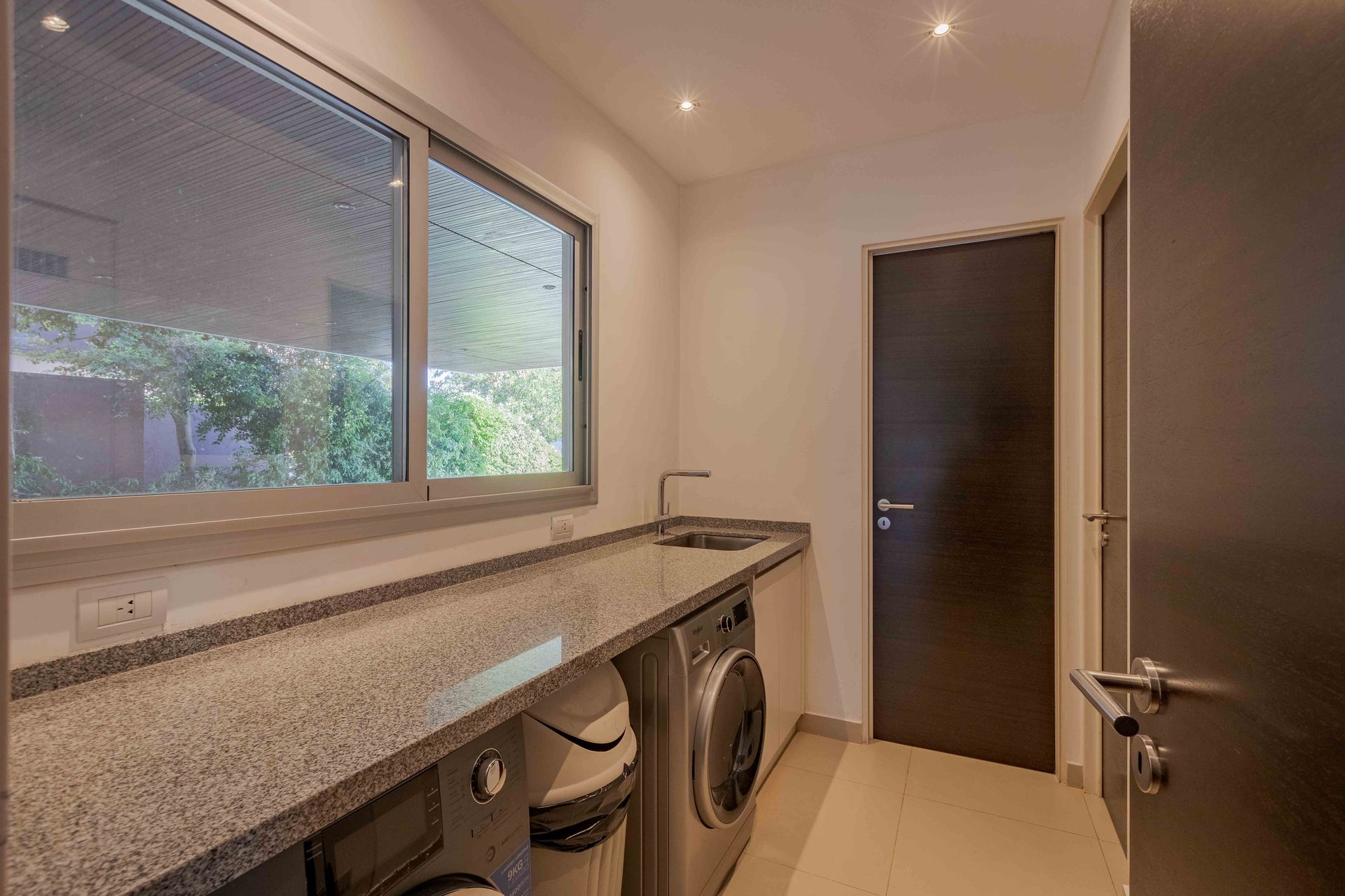 Casa Santa Bárbara venta 9 ambientes lago central