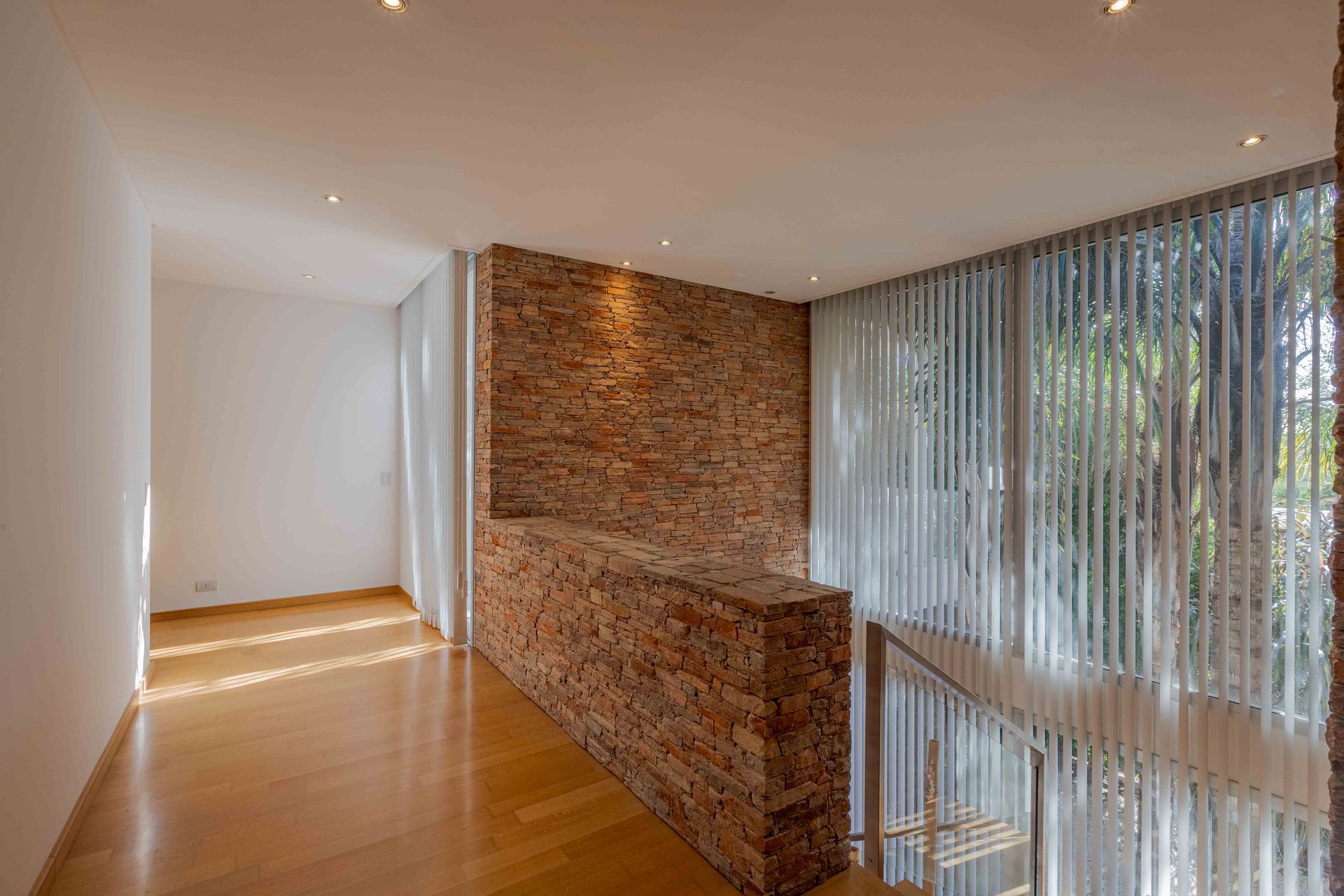 Casa Santa Bárbara venta 9 ambientes lago central