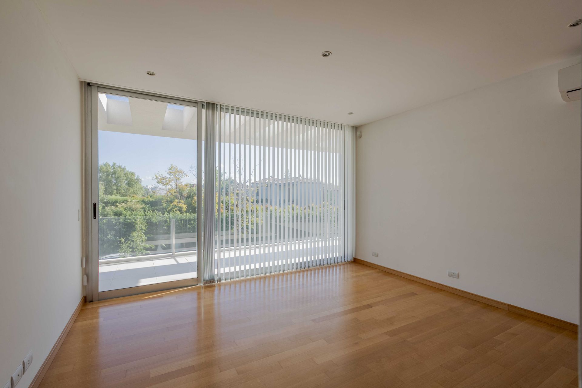 Casa Santa Bárbara venta 9 ambientes lago central